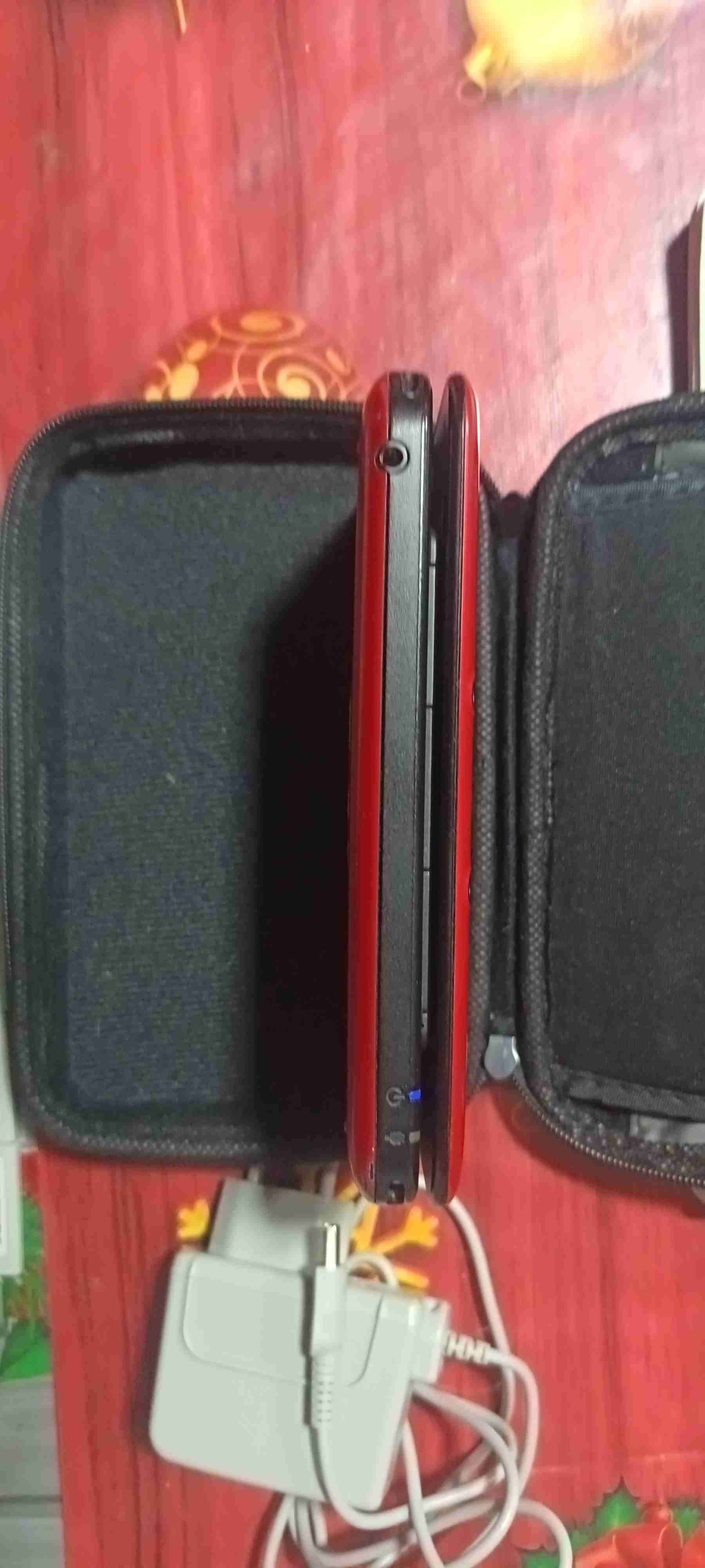 Nintendo 3DS con juegos y cargador - miniatura 4