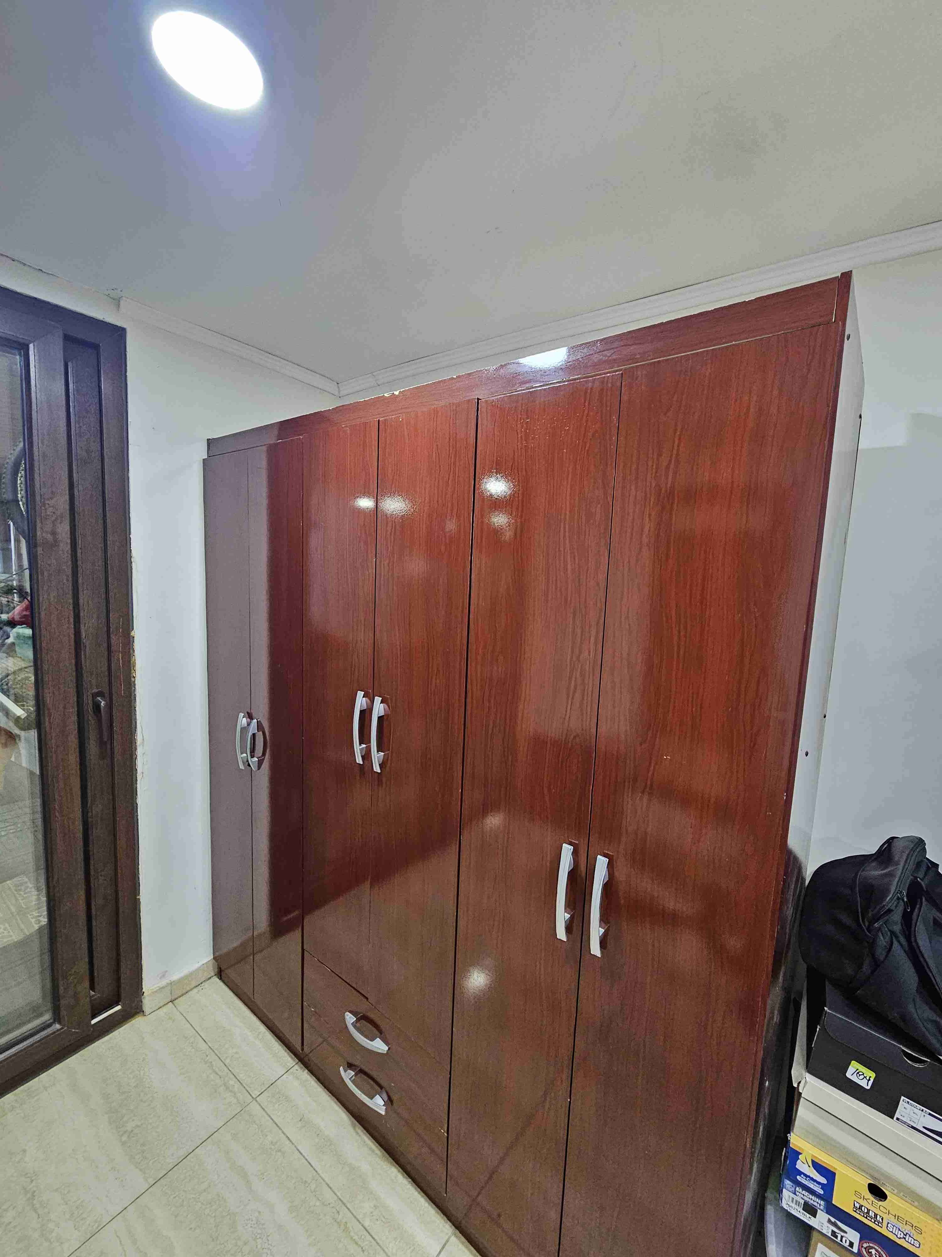 Clóset de madera con cajones - miniatura 2