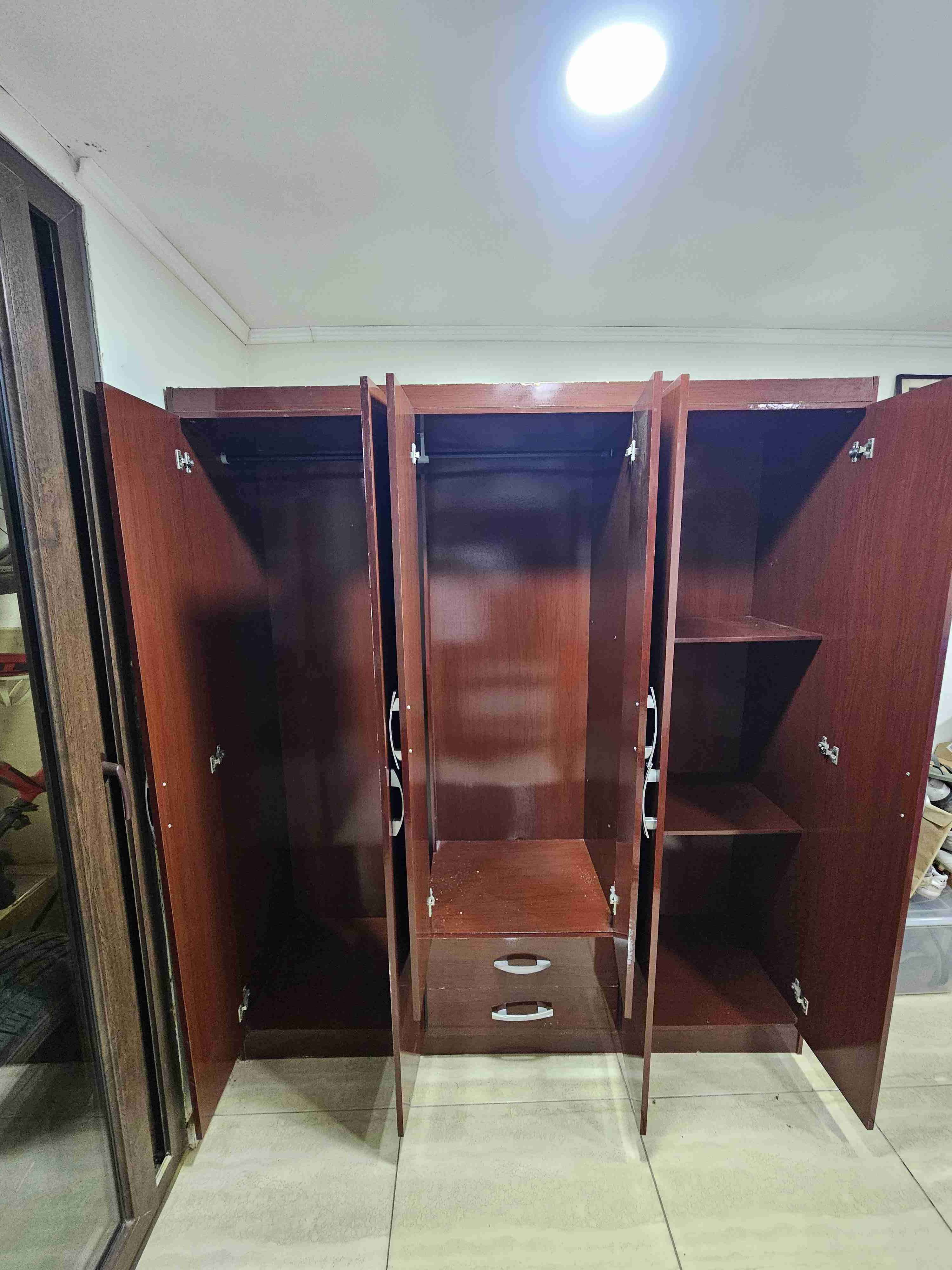 Clóset de madera con cajones - miniatura 4