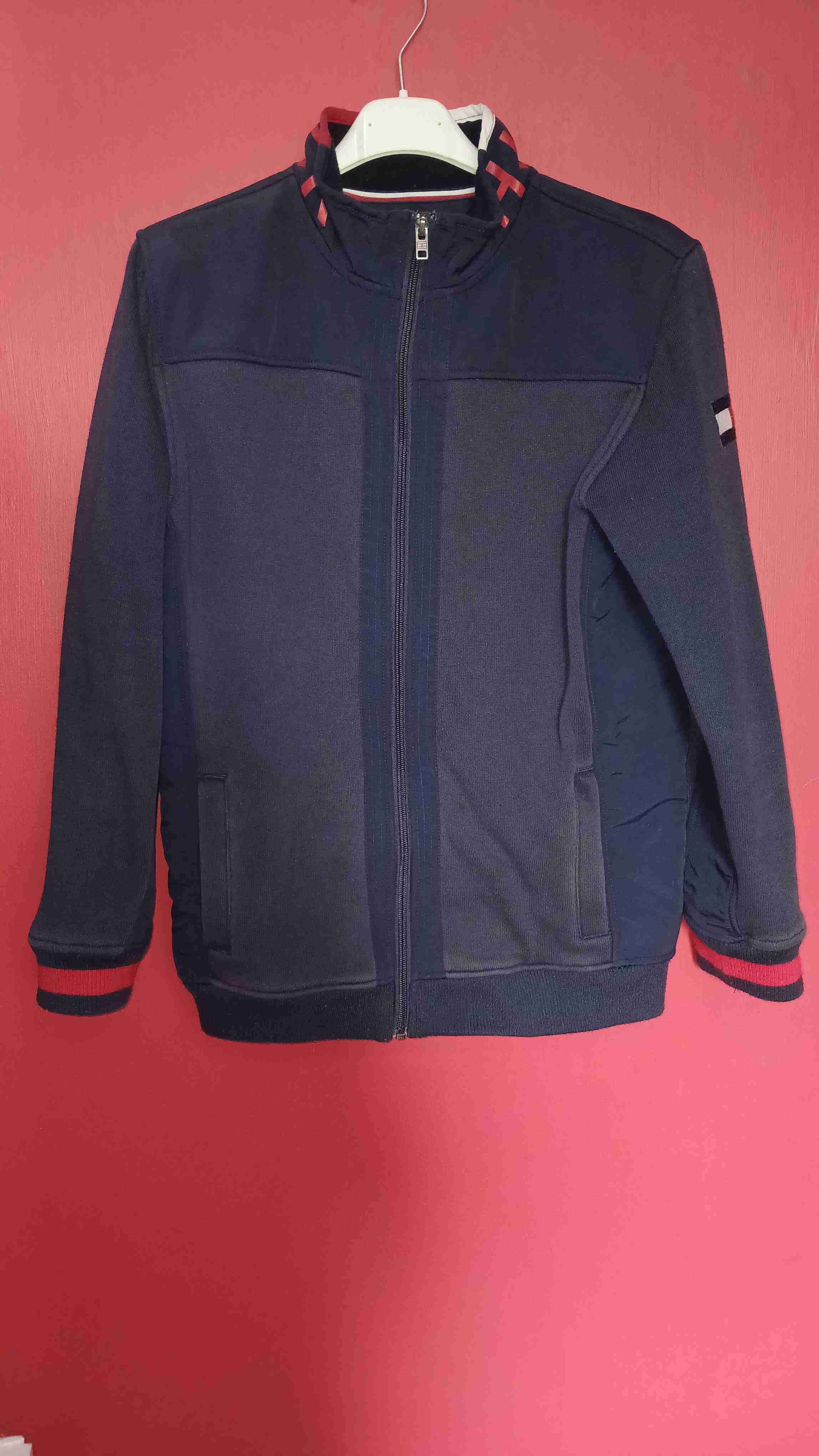 Chaqueta azul con detalles rojos - miniatura 1