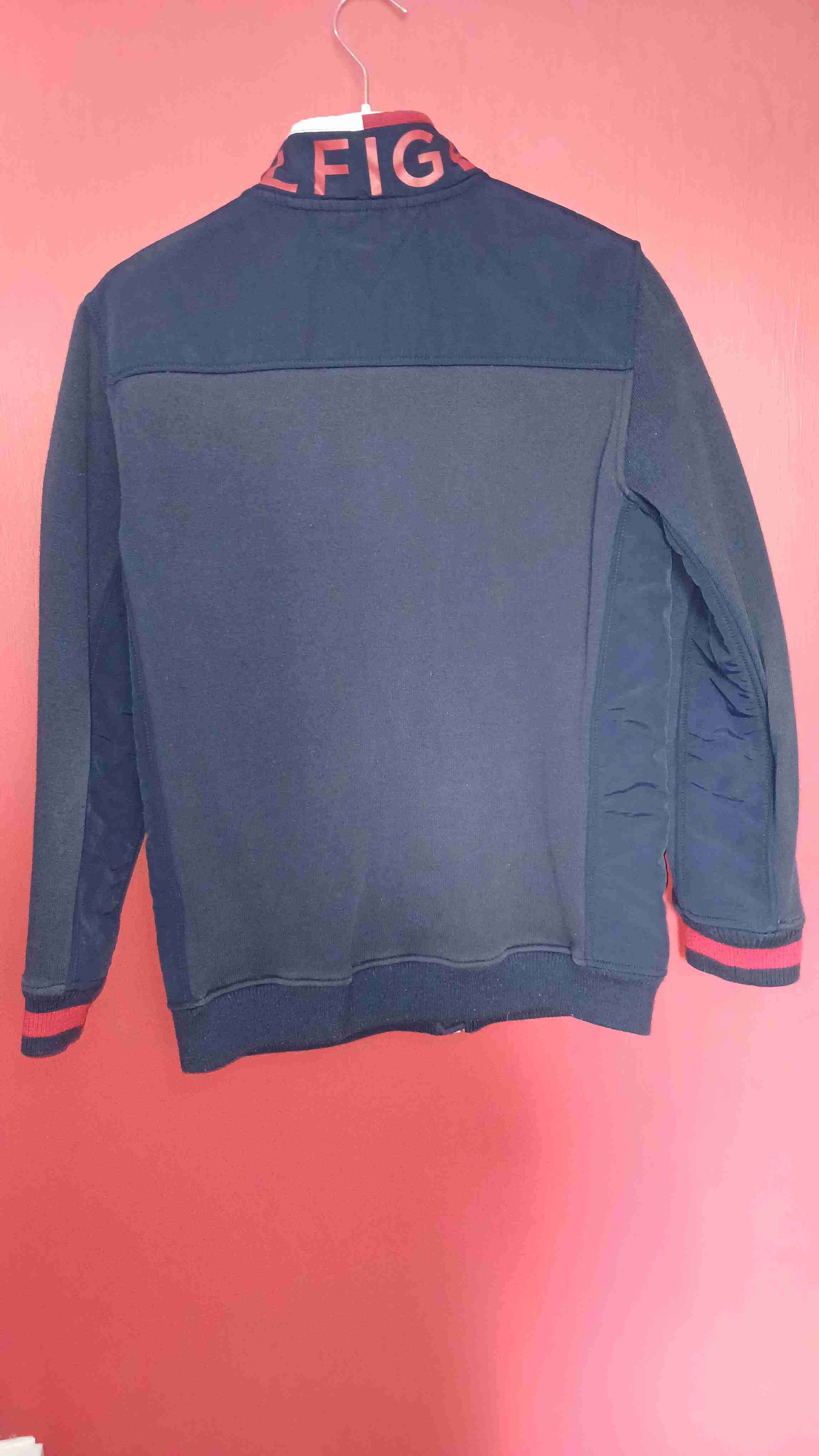 Chaqueta azul con detalles rojos - miniatura 2