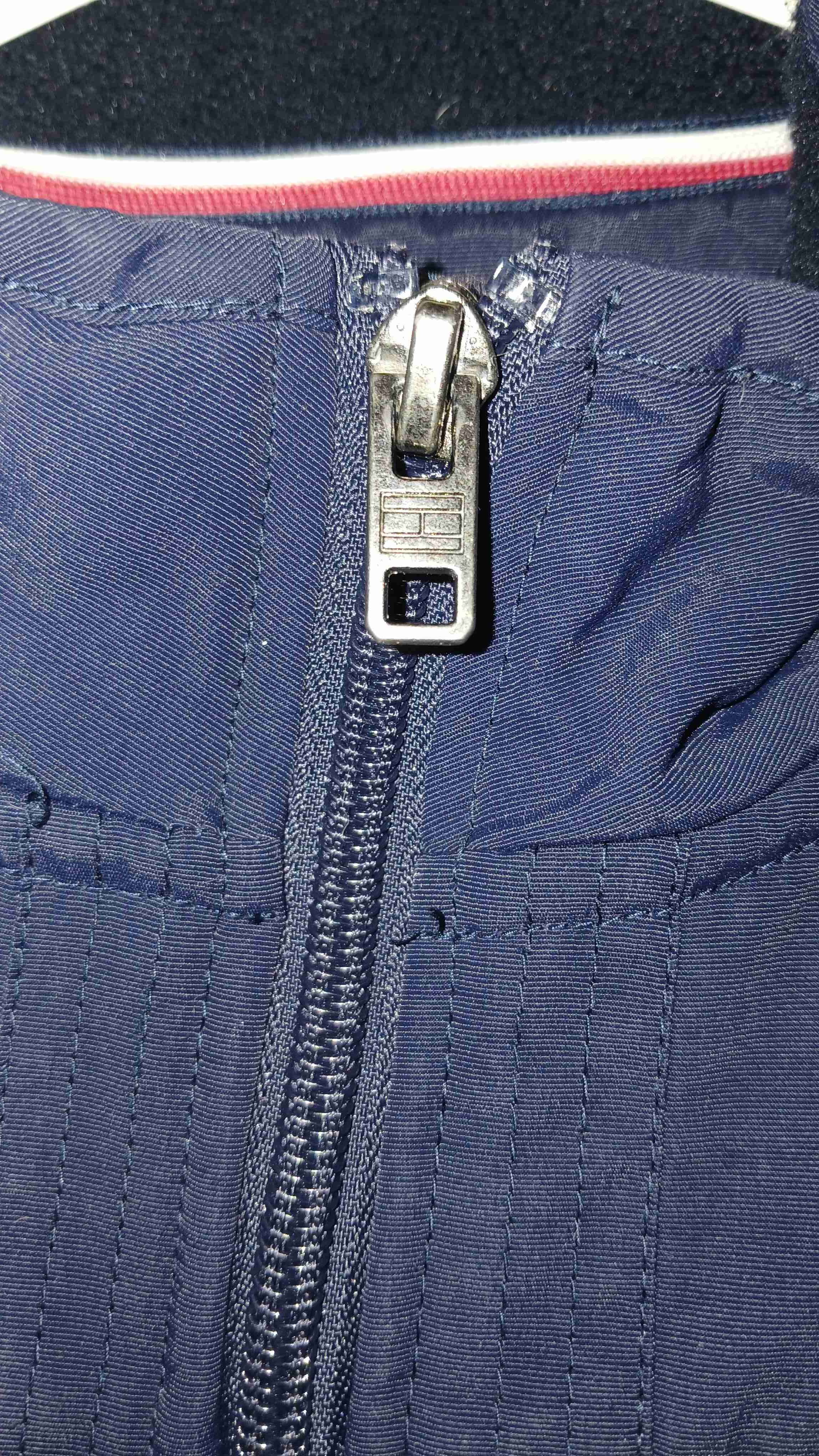 Chaqueta azul con detalles rojos - miniatura 3