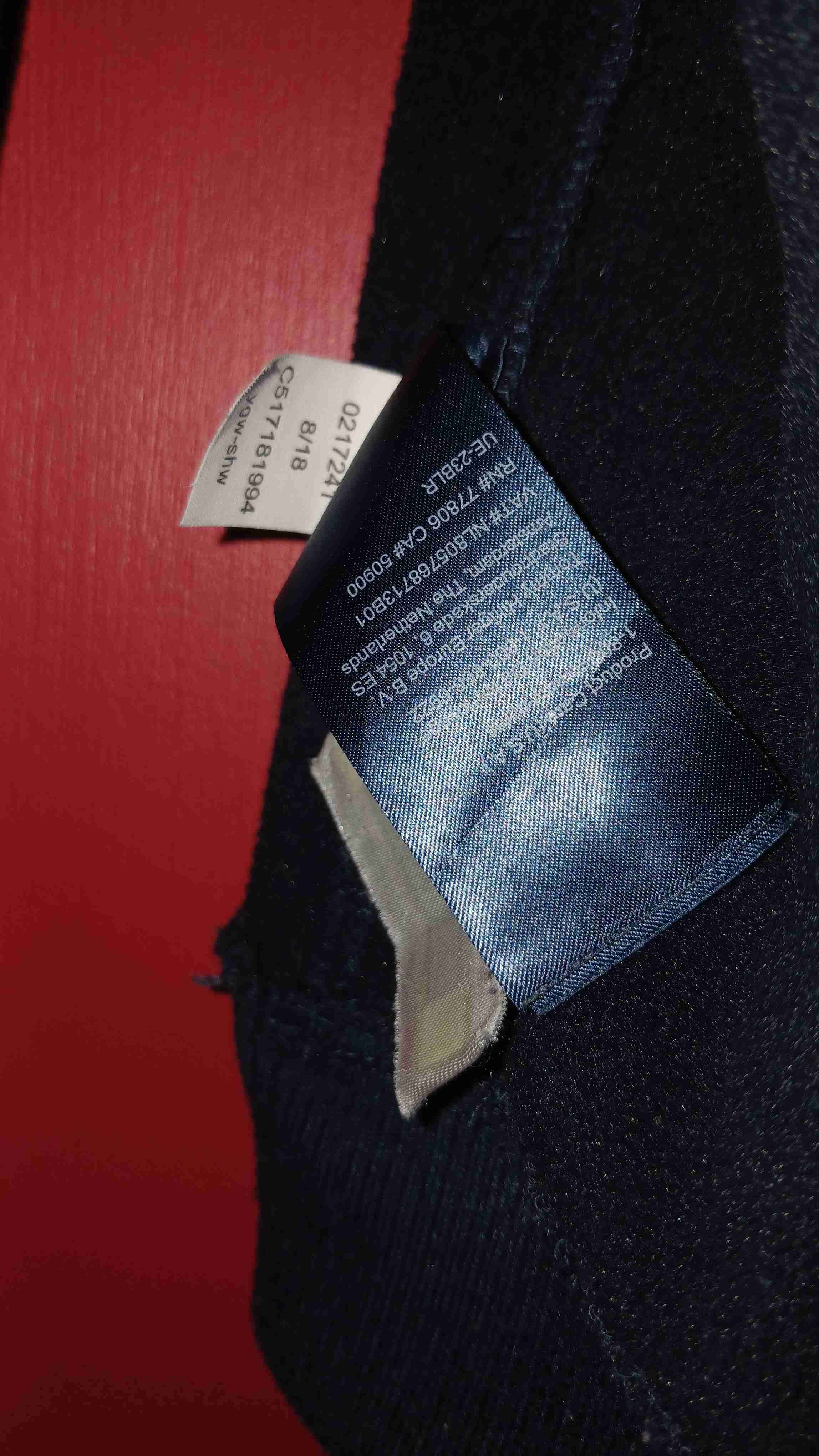 Chaqueta azul con detalles rojos - miniatura 5