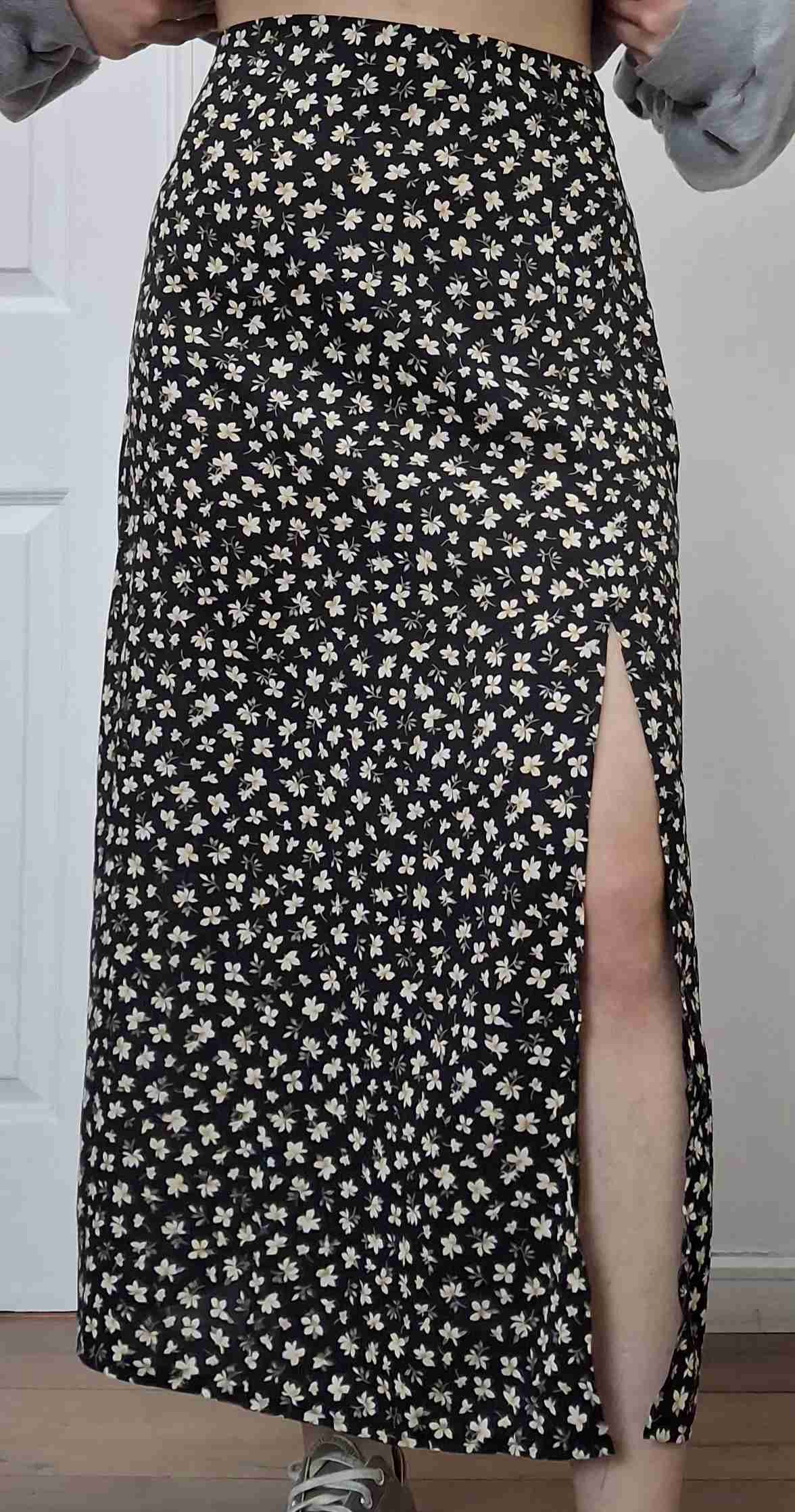 Falda larga negra con flores - miniatura 2
