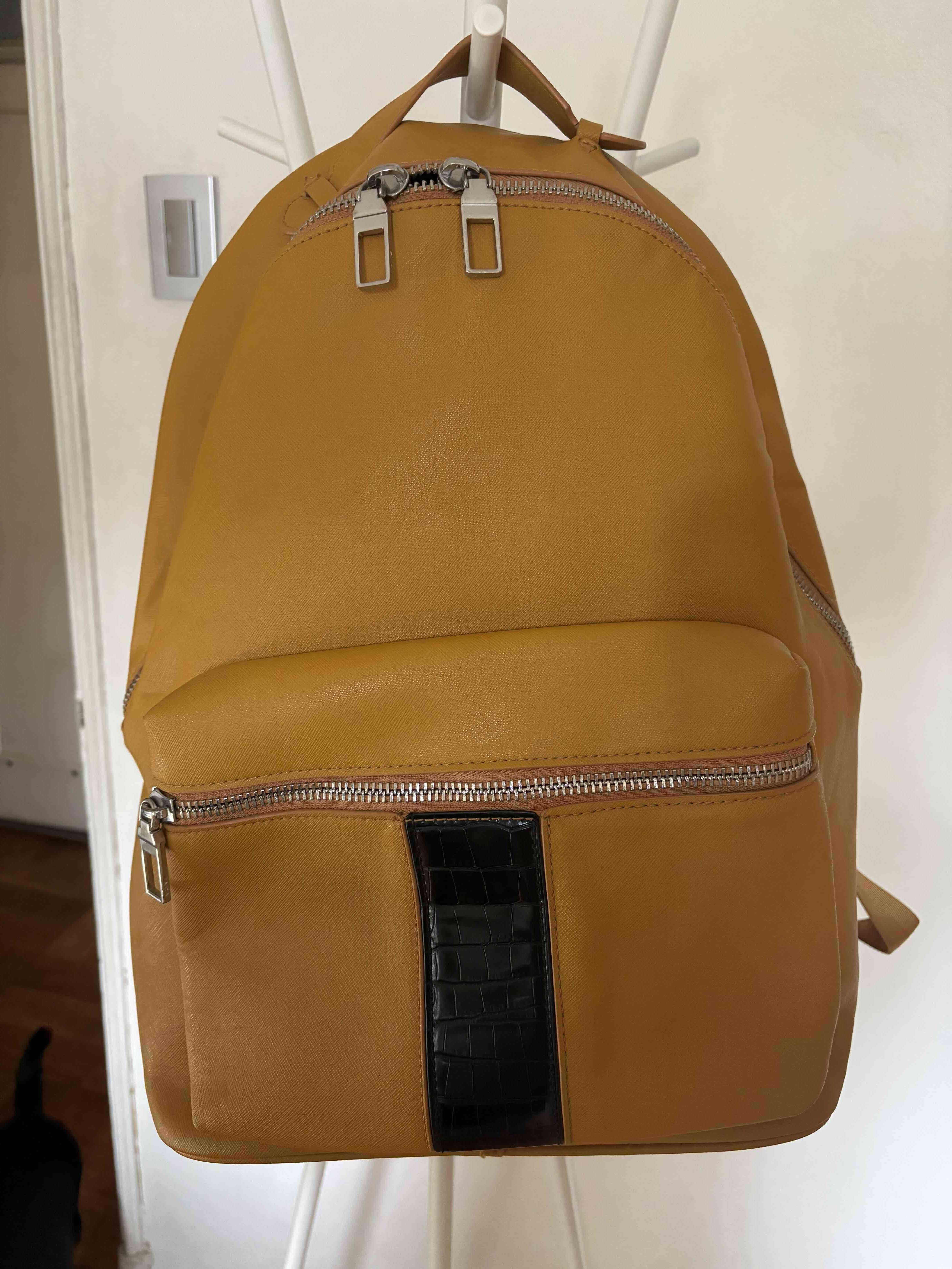 Mochila mostaza con detalles negros