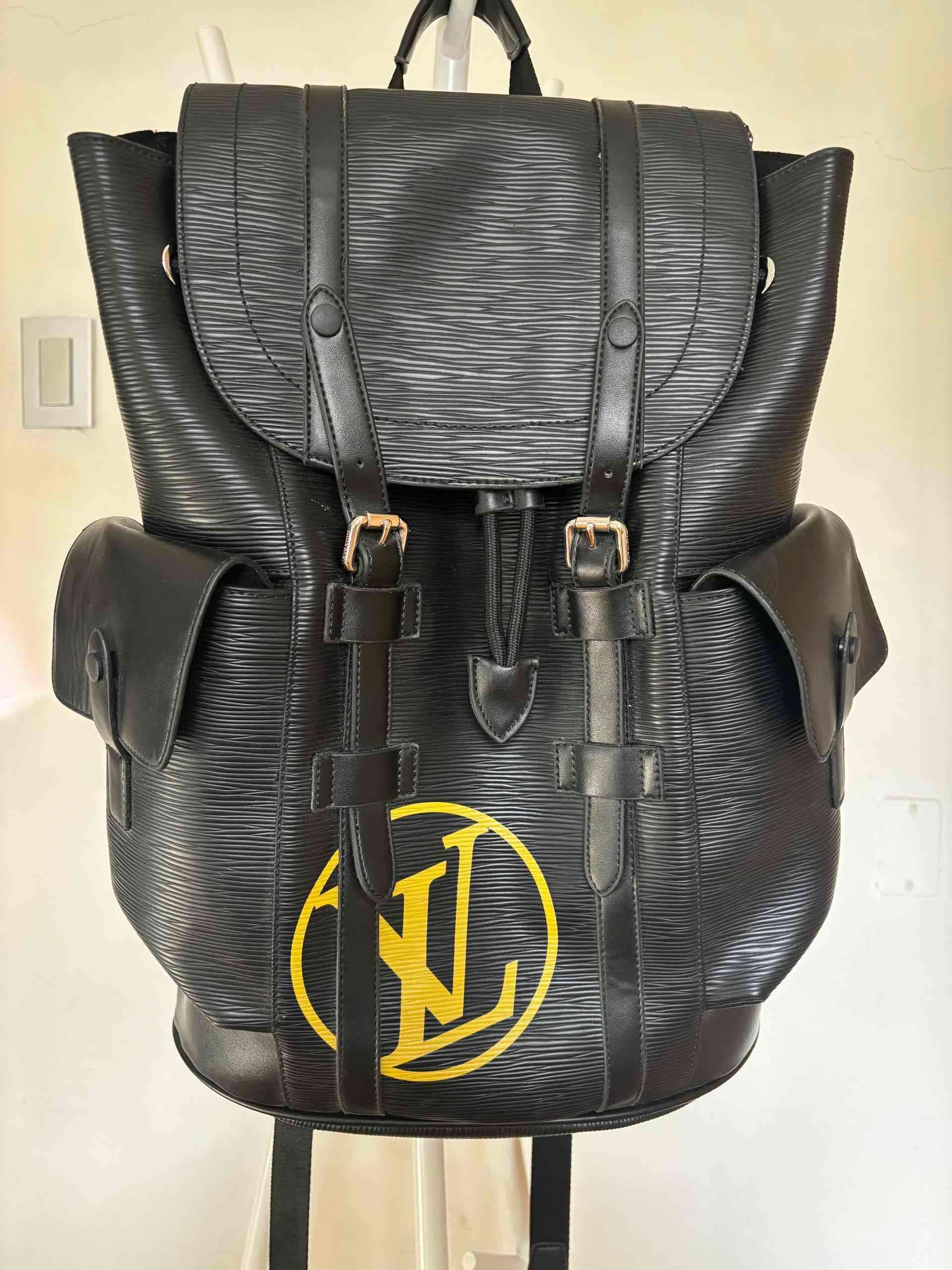 Mochila de ecocuero negra con logo