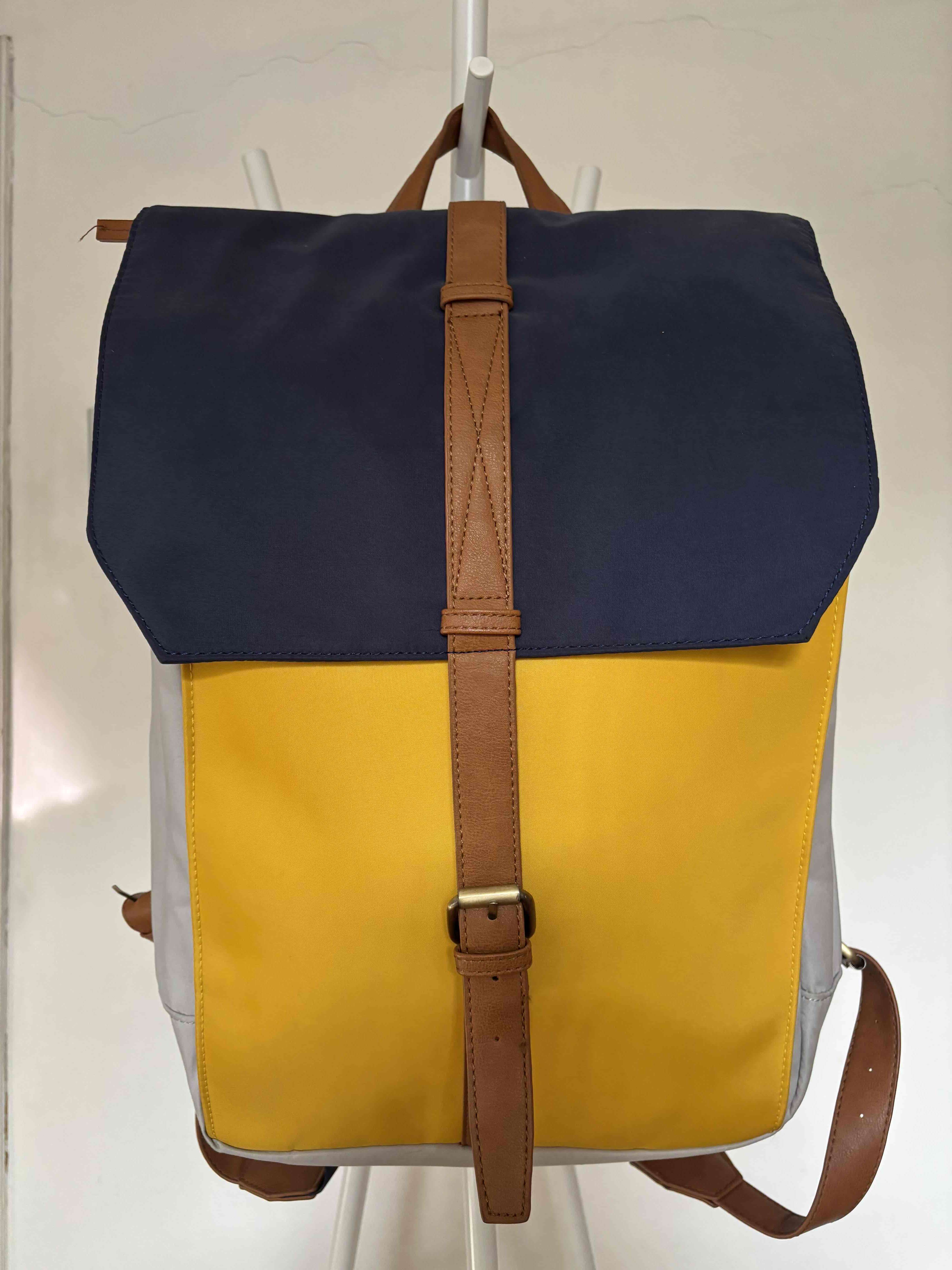 Mochila azul y amarilla con correa - miniatura 1