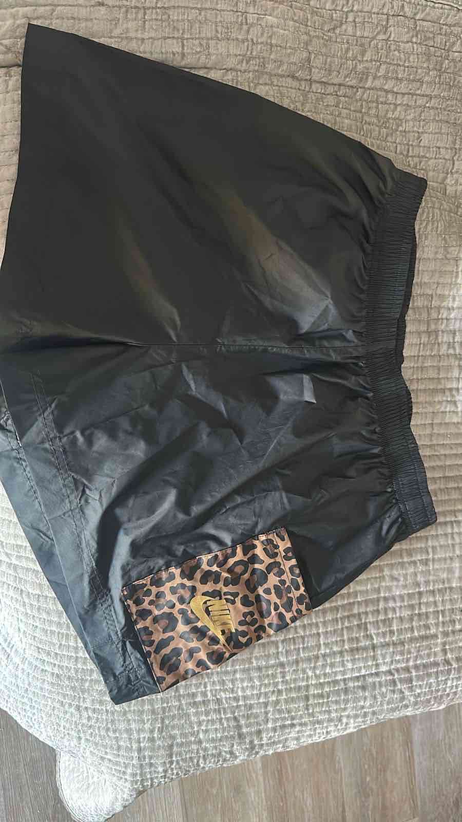 Short deportivo con detalle animal print - miniatura 1