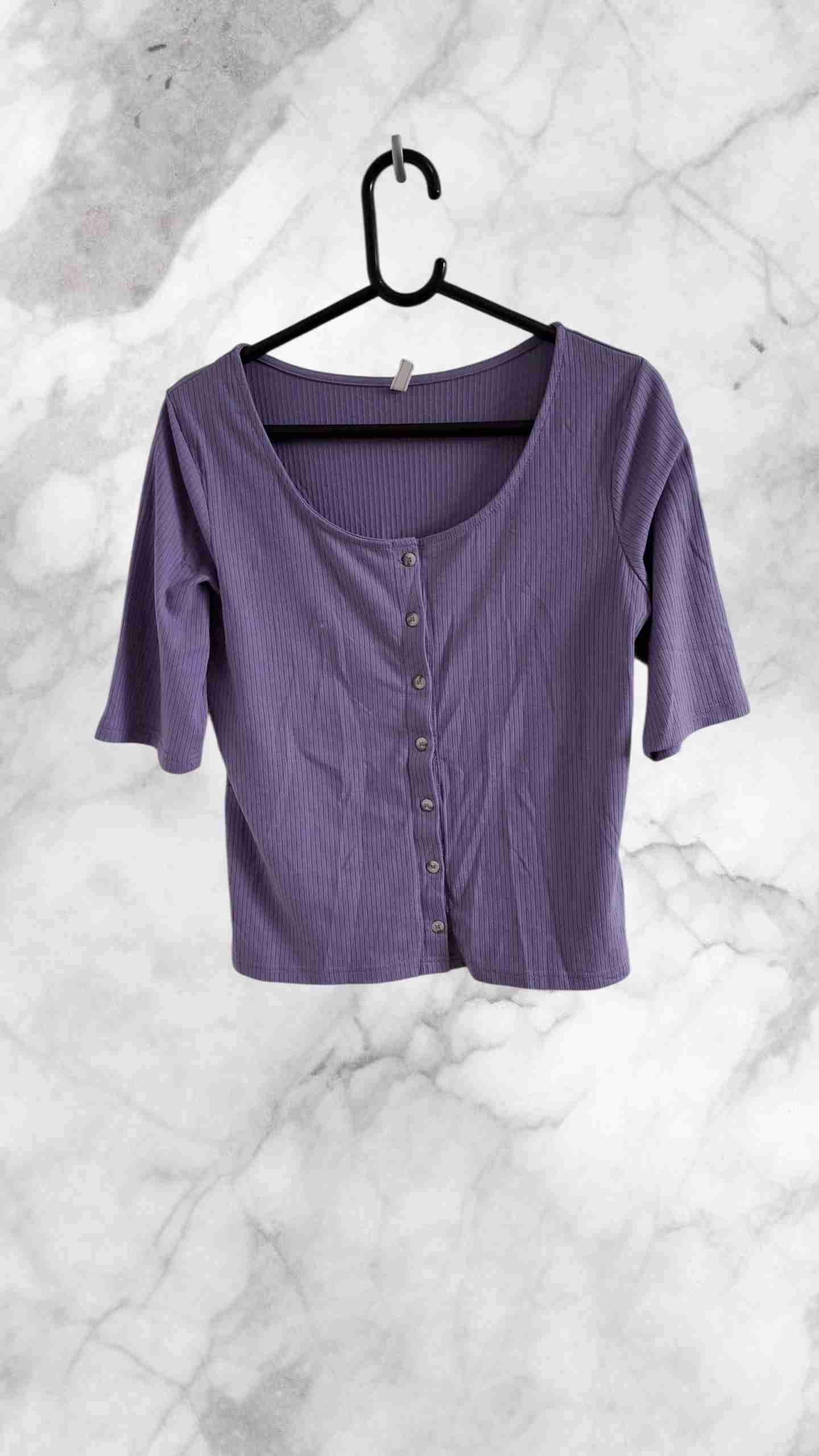 Polera morada con botones