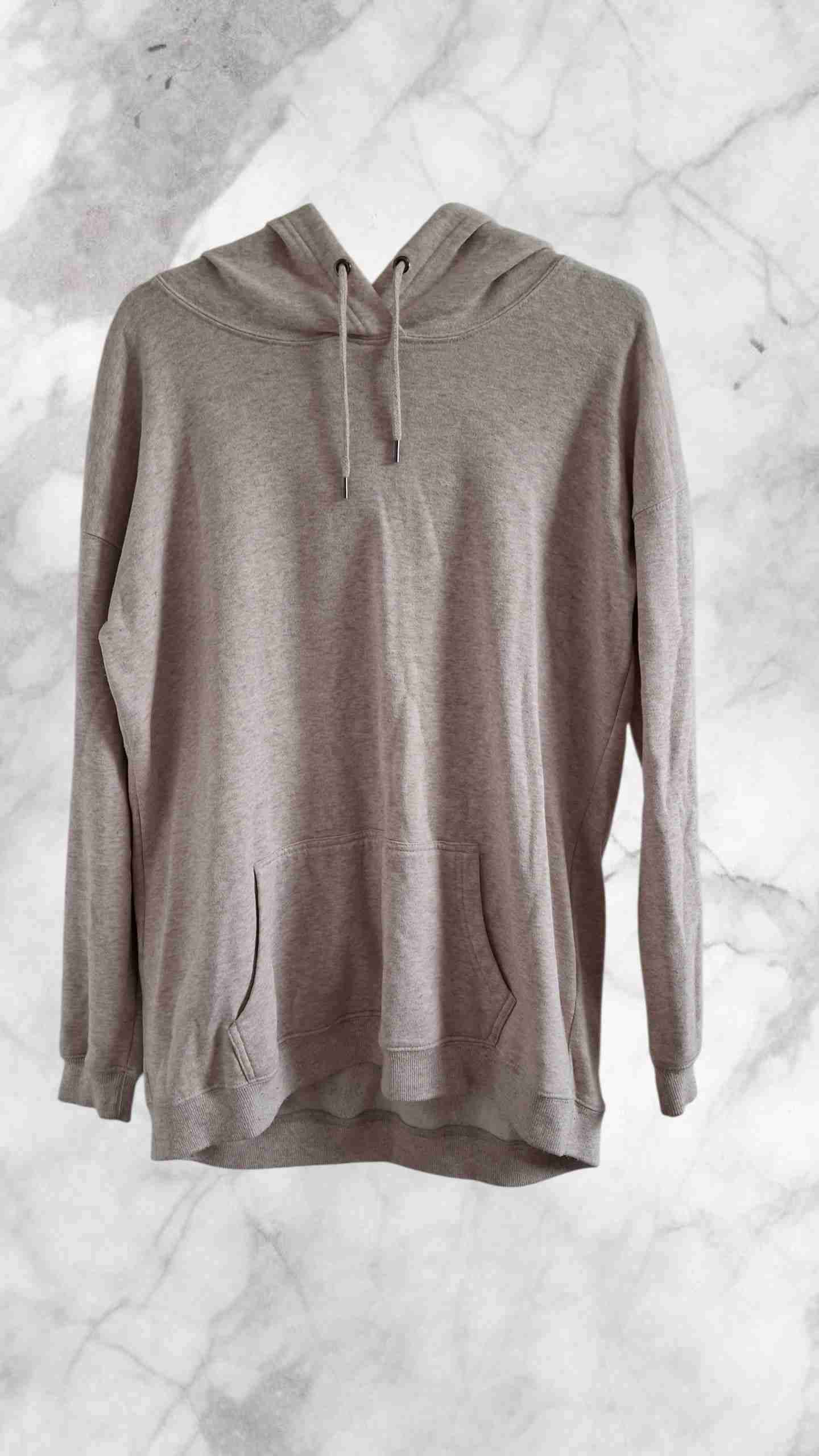 Polerón gris con capucha