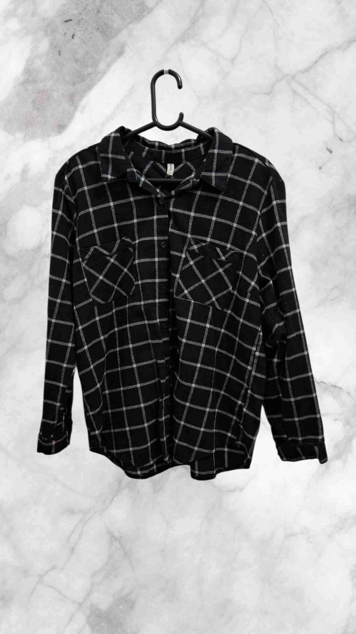 Camisa de cuadros negra y blanca