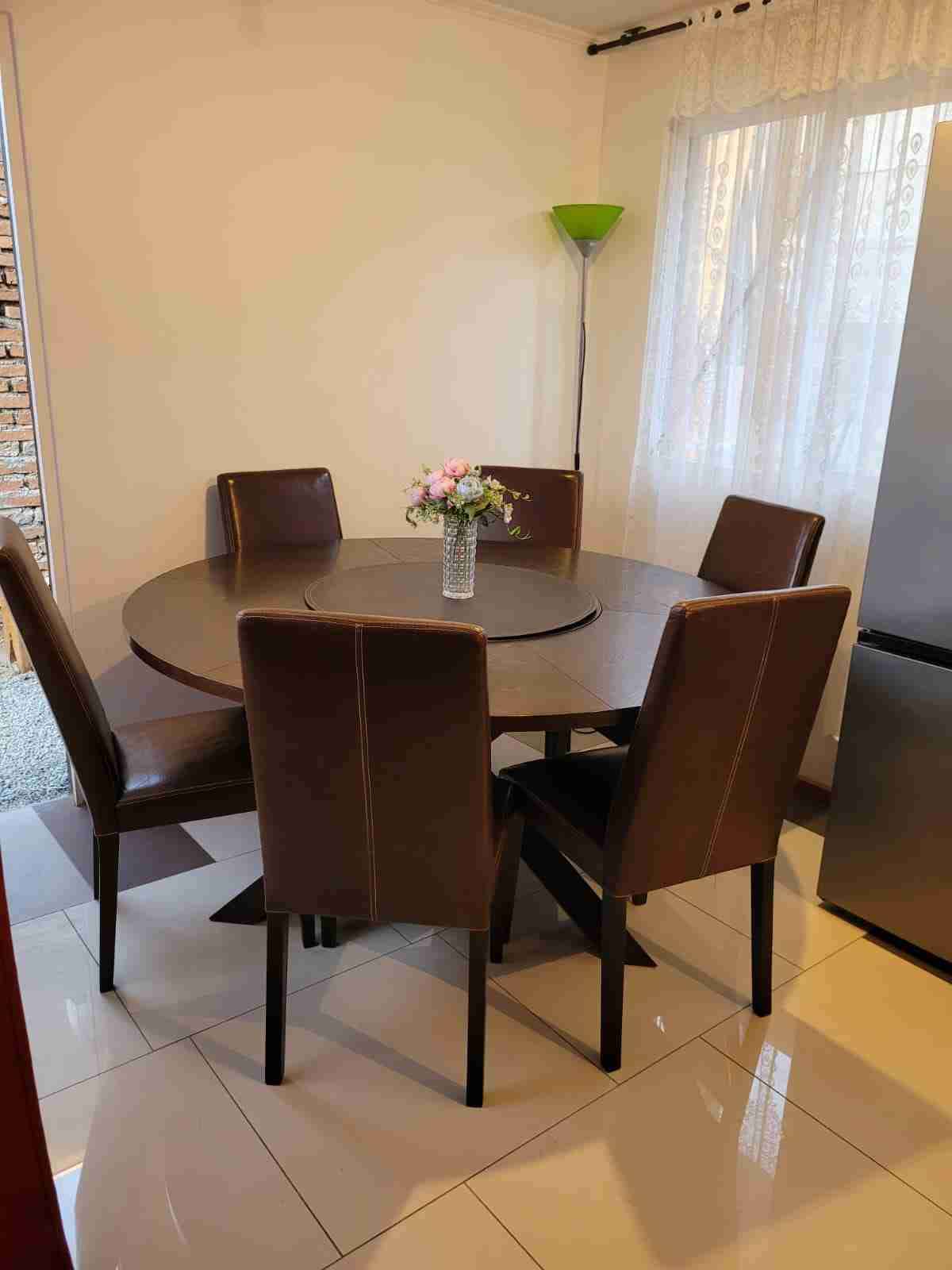 Mesa redonda con sillas café - miniatura 1