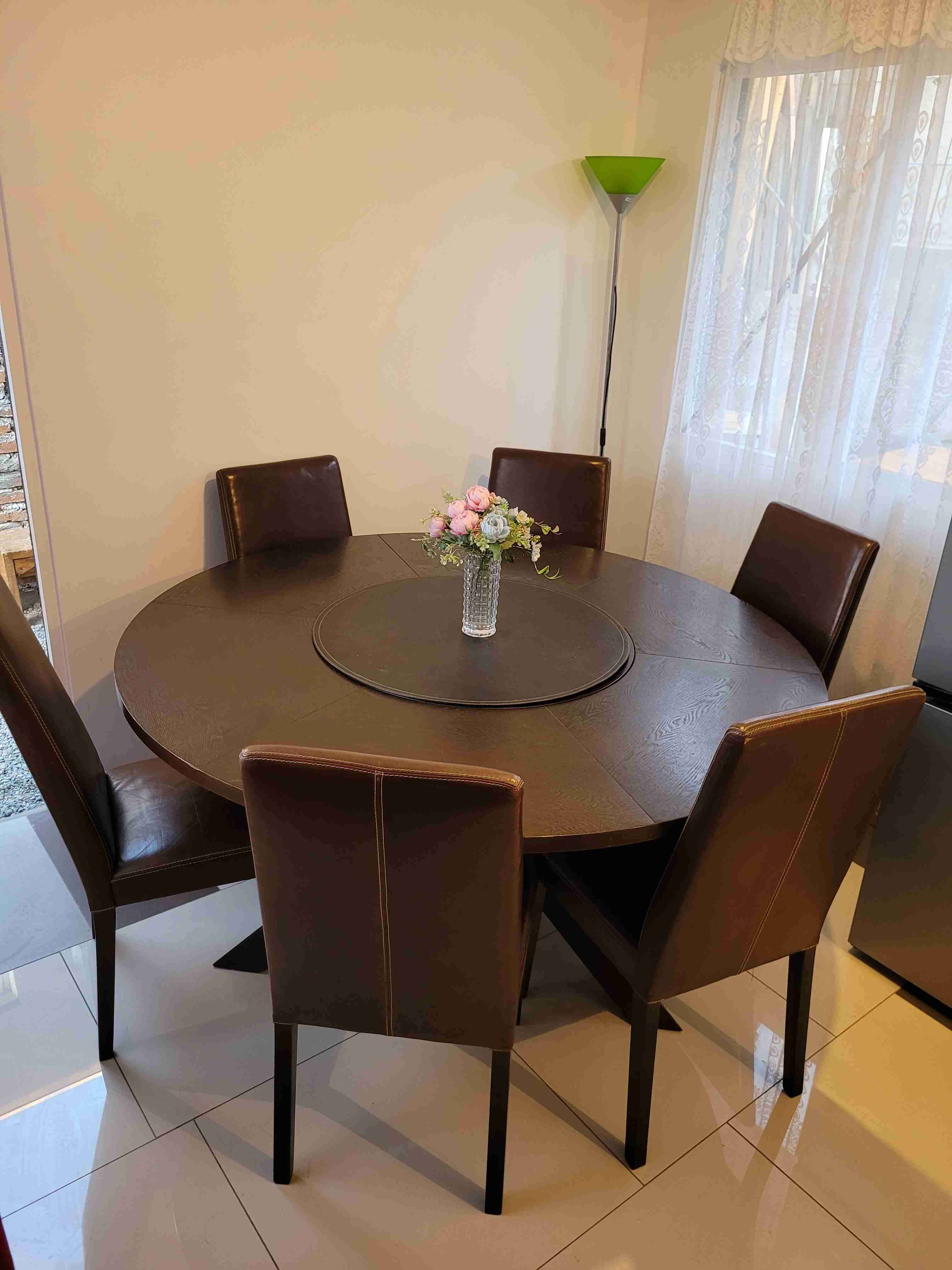 Mesa redonda con sillas café - miniatura 2