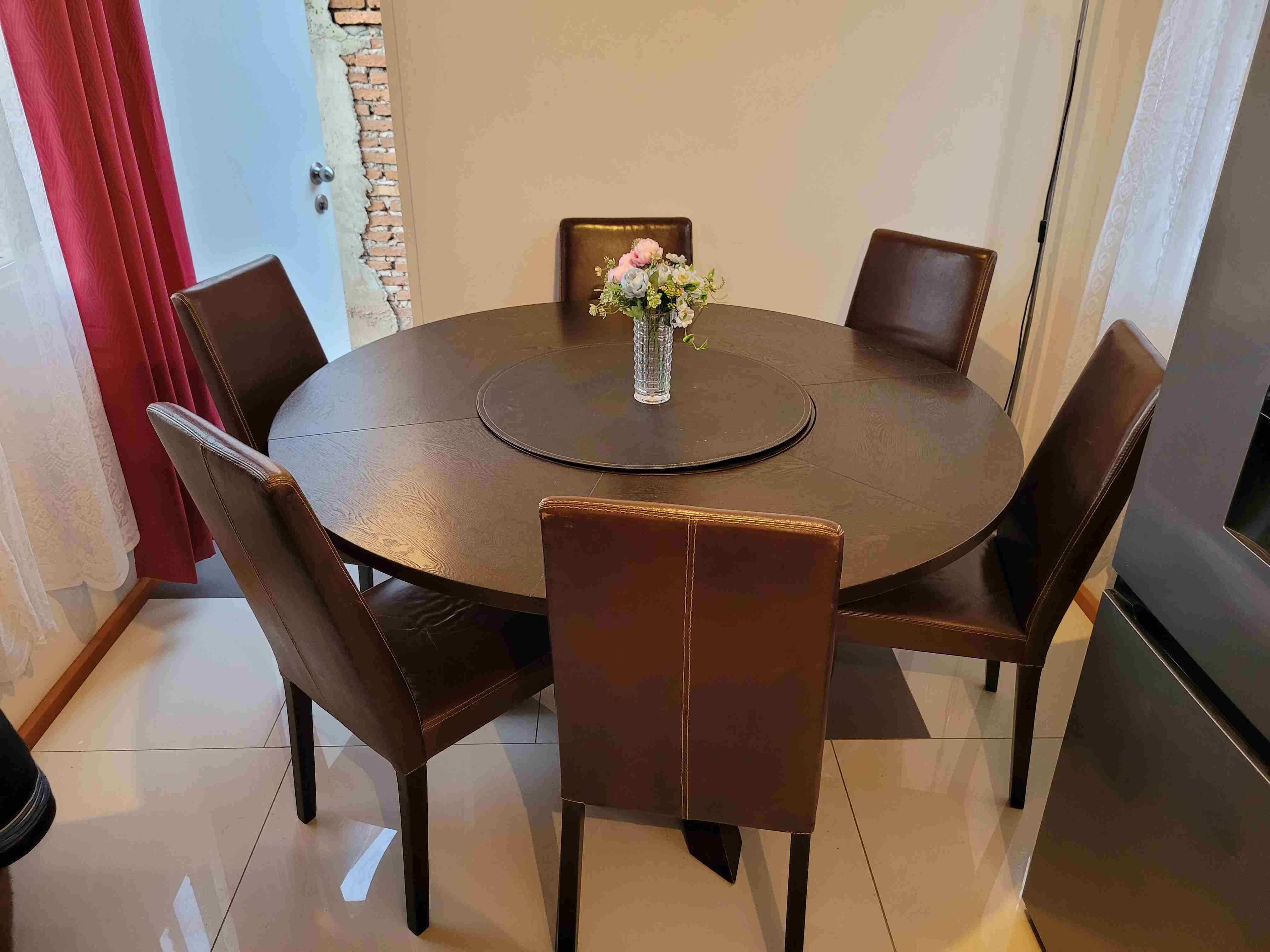 Mesa redonda con sillas café - miniatura 3