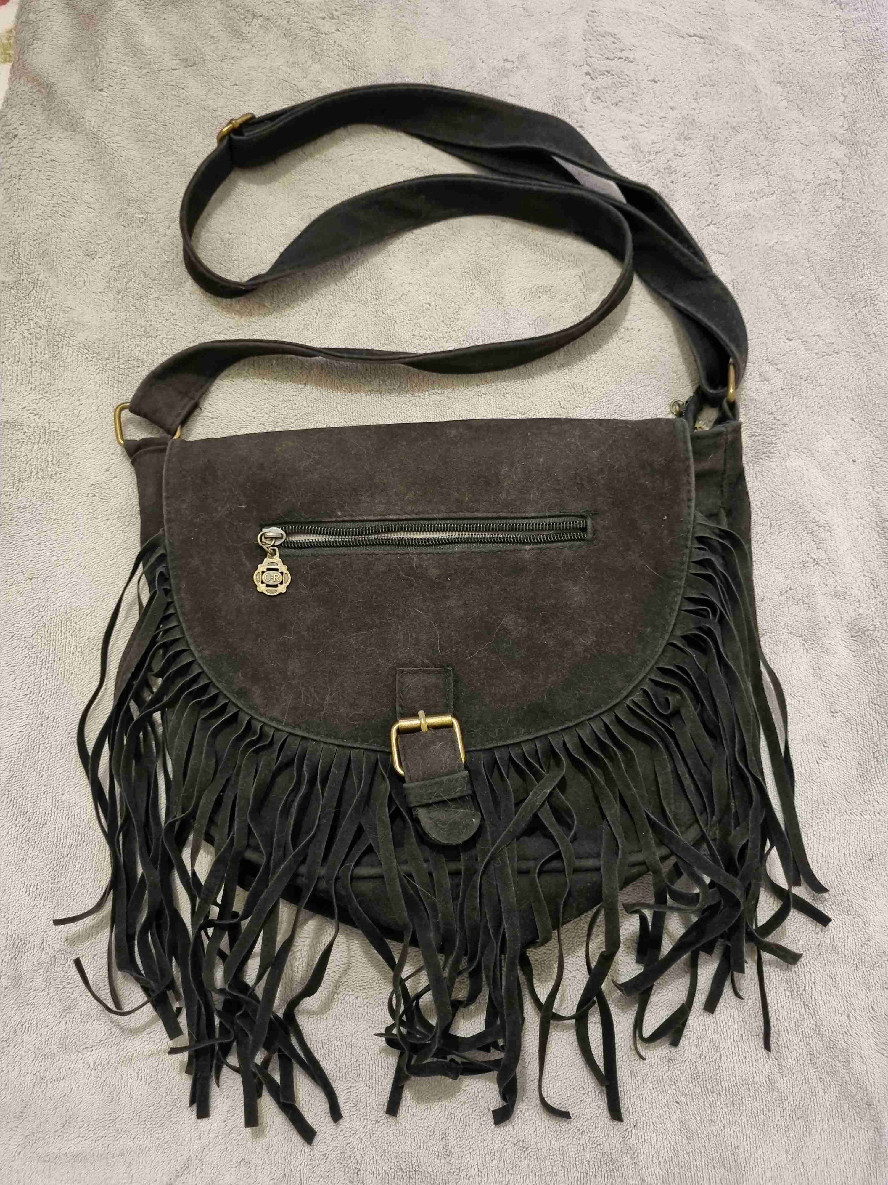 Cartera negra con flecos