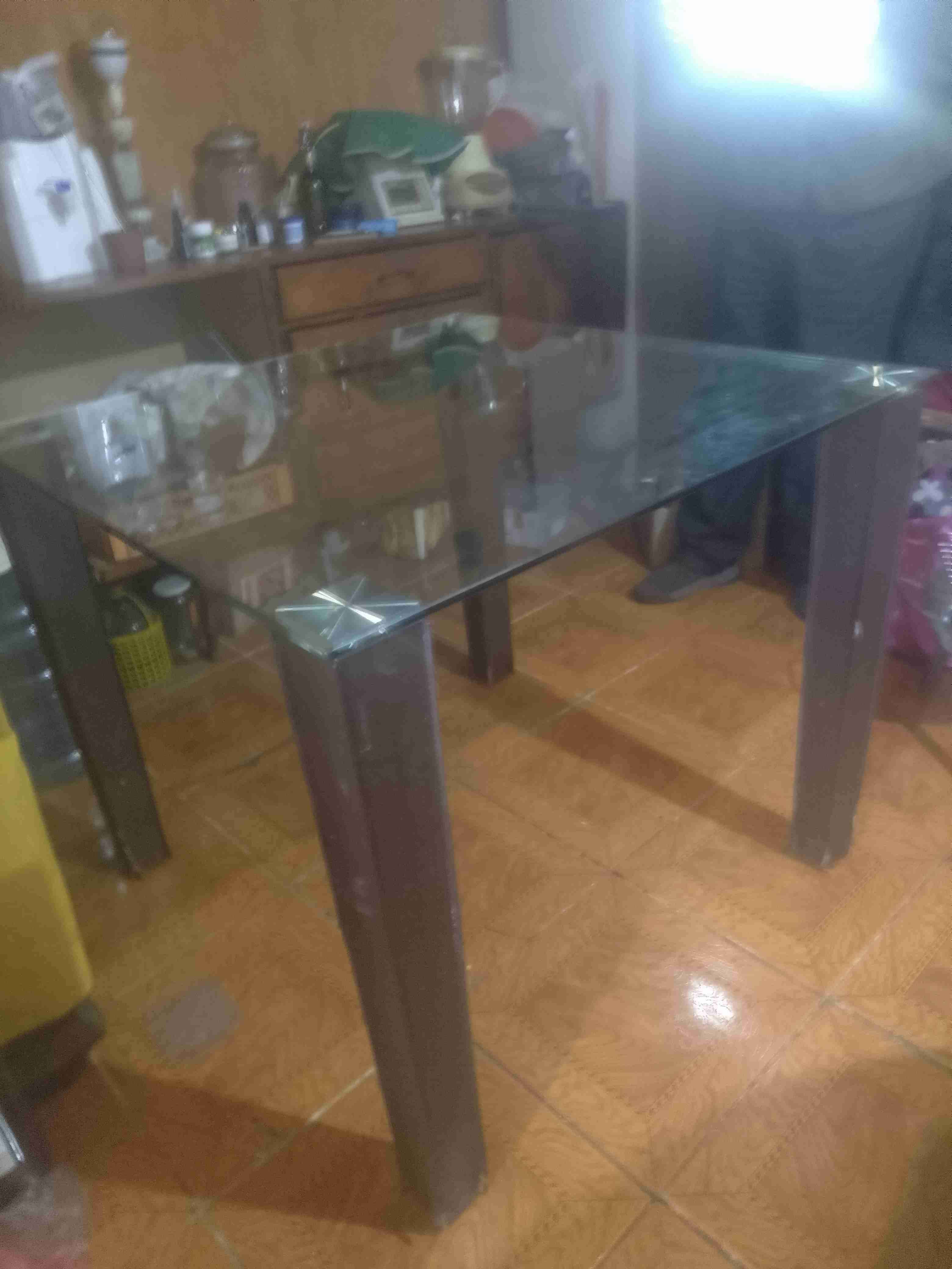 Mesa cuadrada de vidrio - miniatura 1