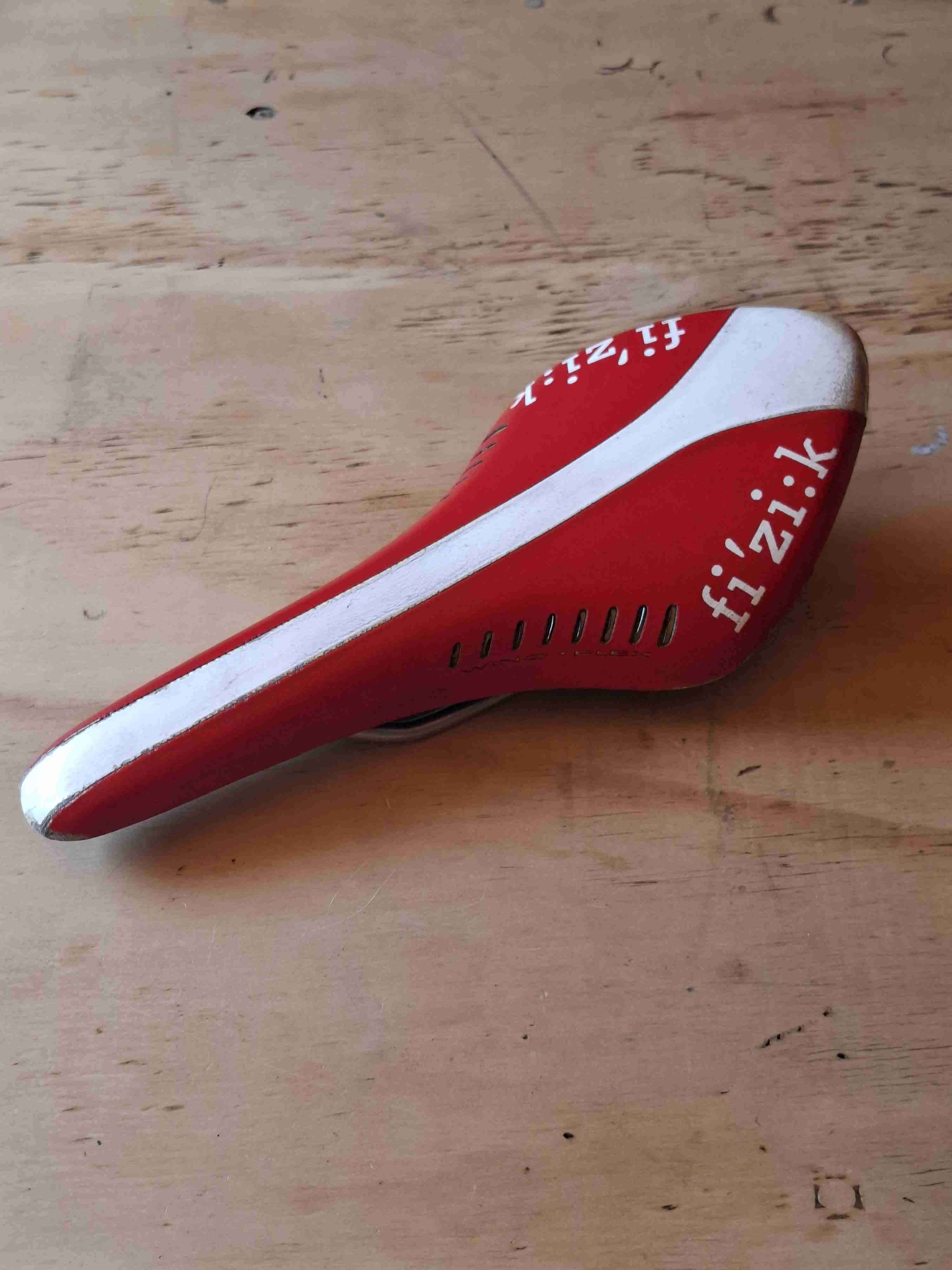 Asiento de bicicleta Fizik rojo - miniatura 1