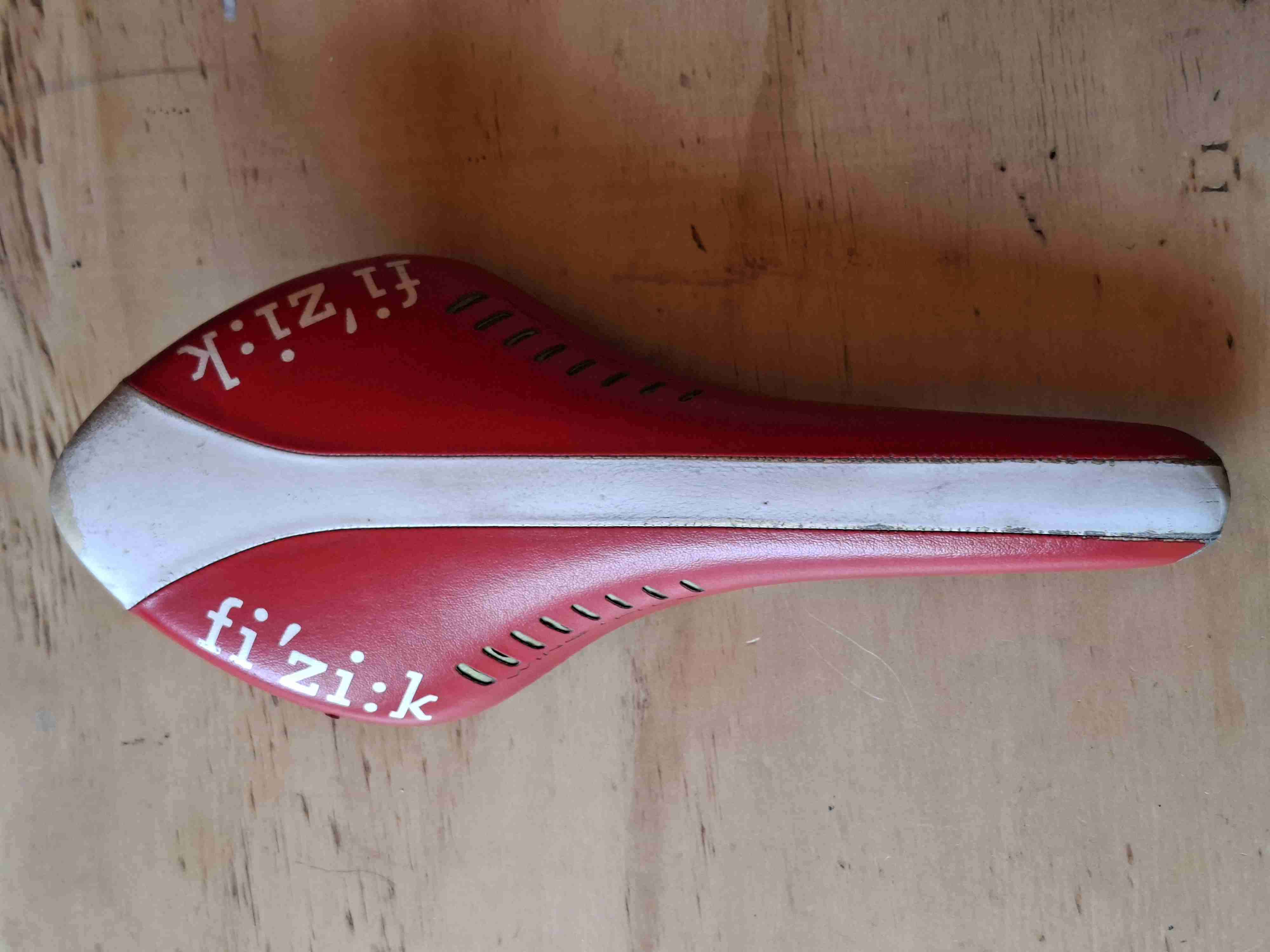 Asiento de bicicleta Fizik rojo - miniatura 2