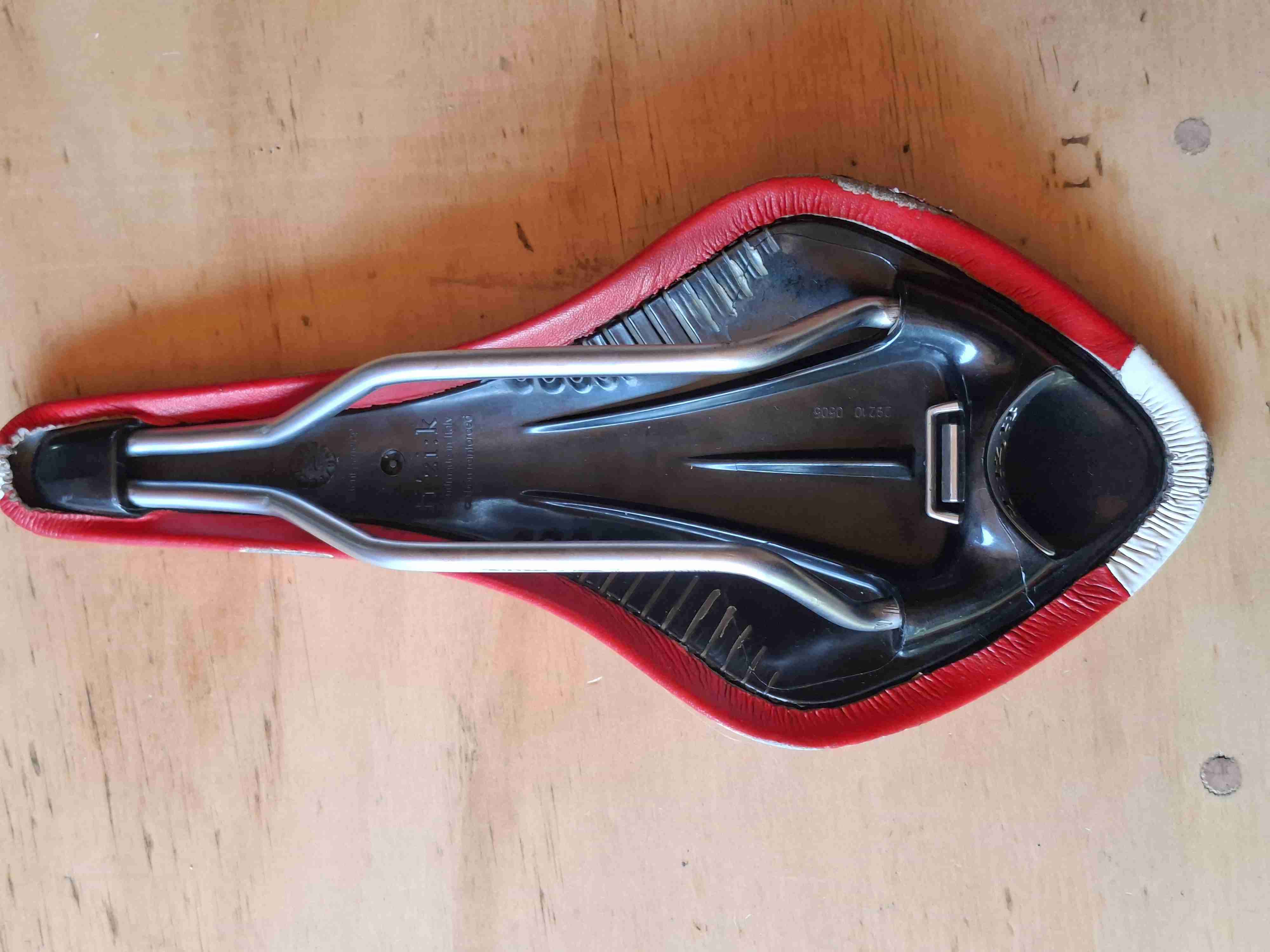 Asiento de bicicleta Fizik rojo - miniatura 3