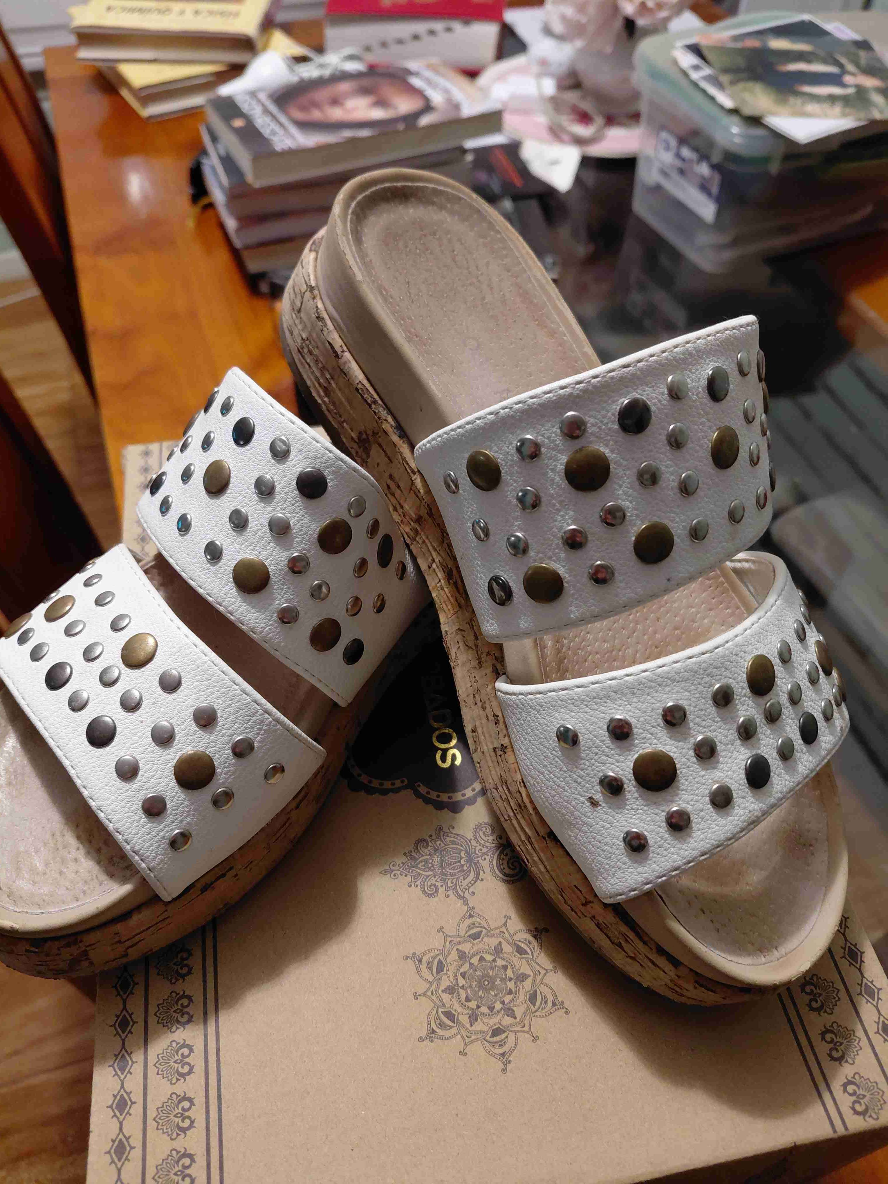 Sandalias blancas con tachas - miniatura 3