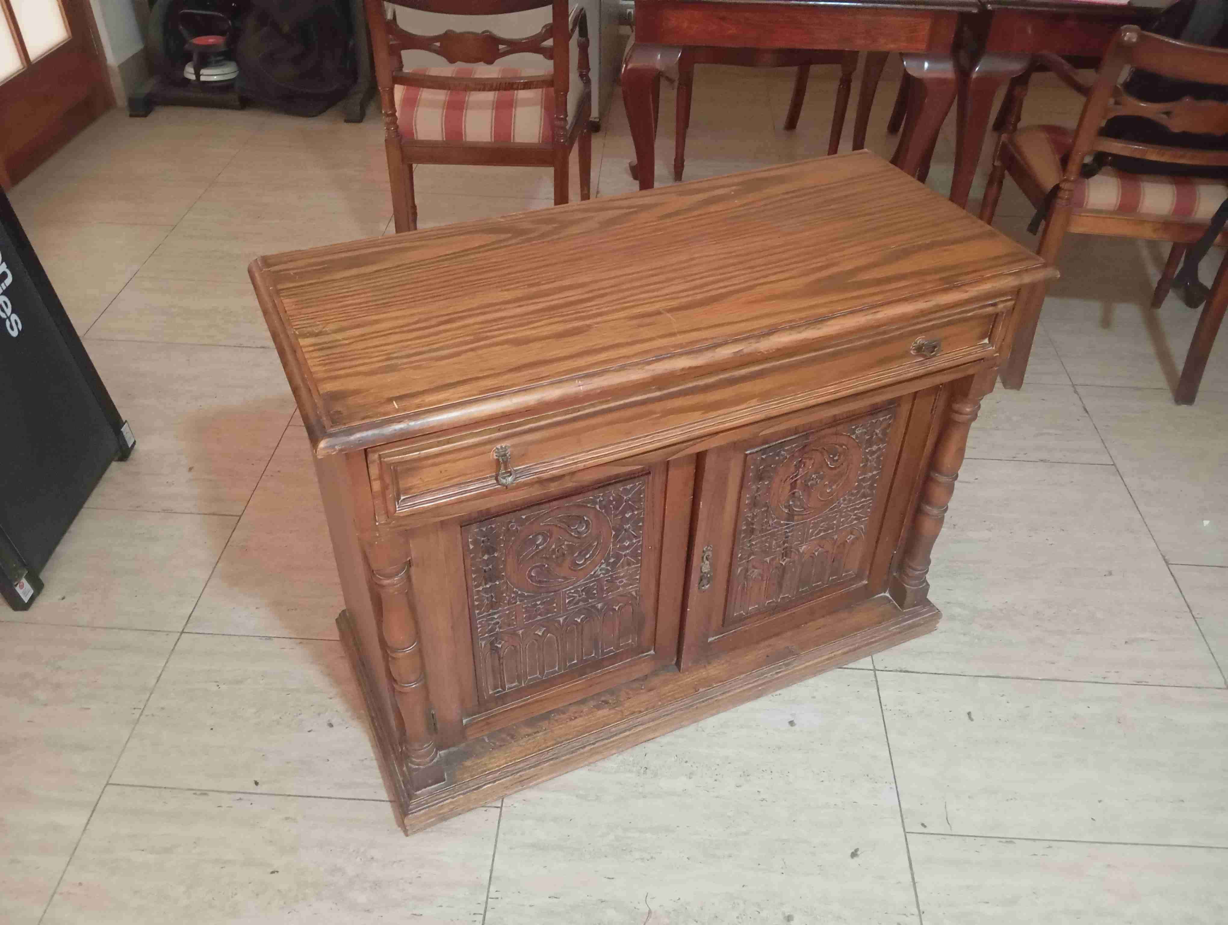 Mueble de madera tallada - miniatura 1