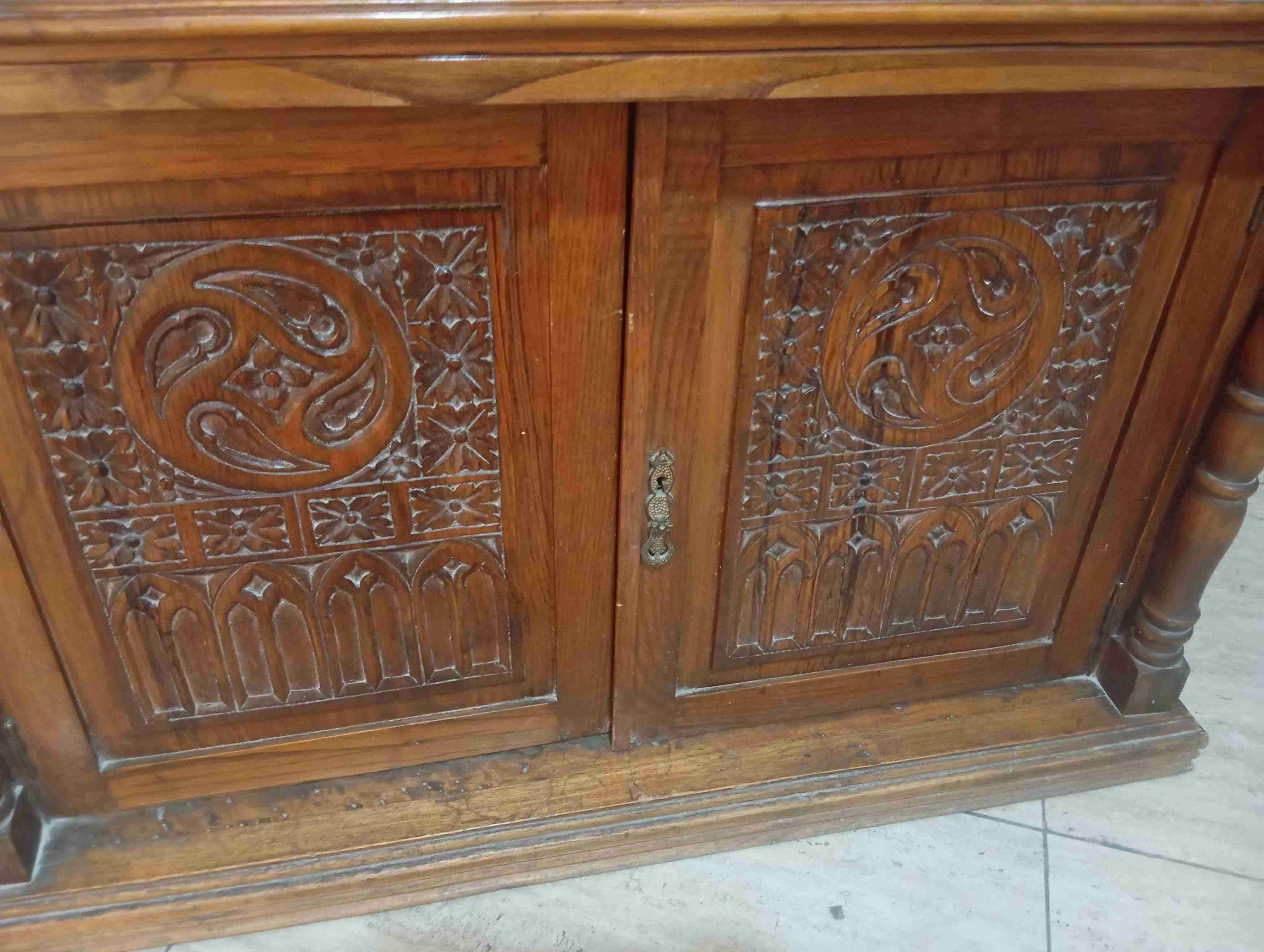 Mueble de madera tallada - miniatura 2