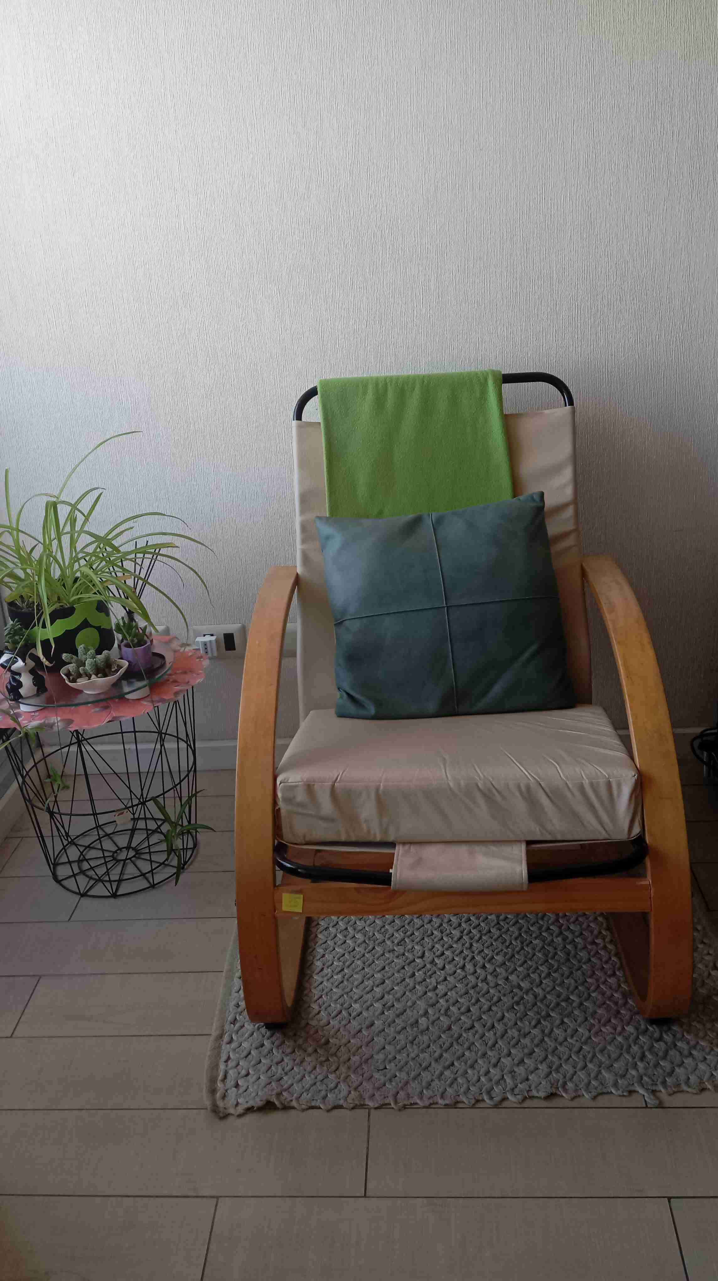 Sillón de madera y tapizado en cuero sintético bei - miniatura 4