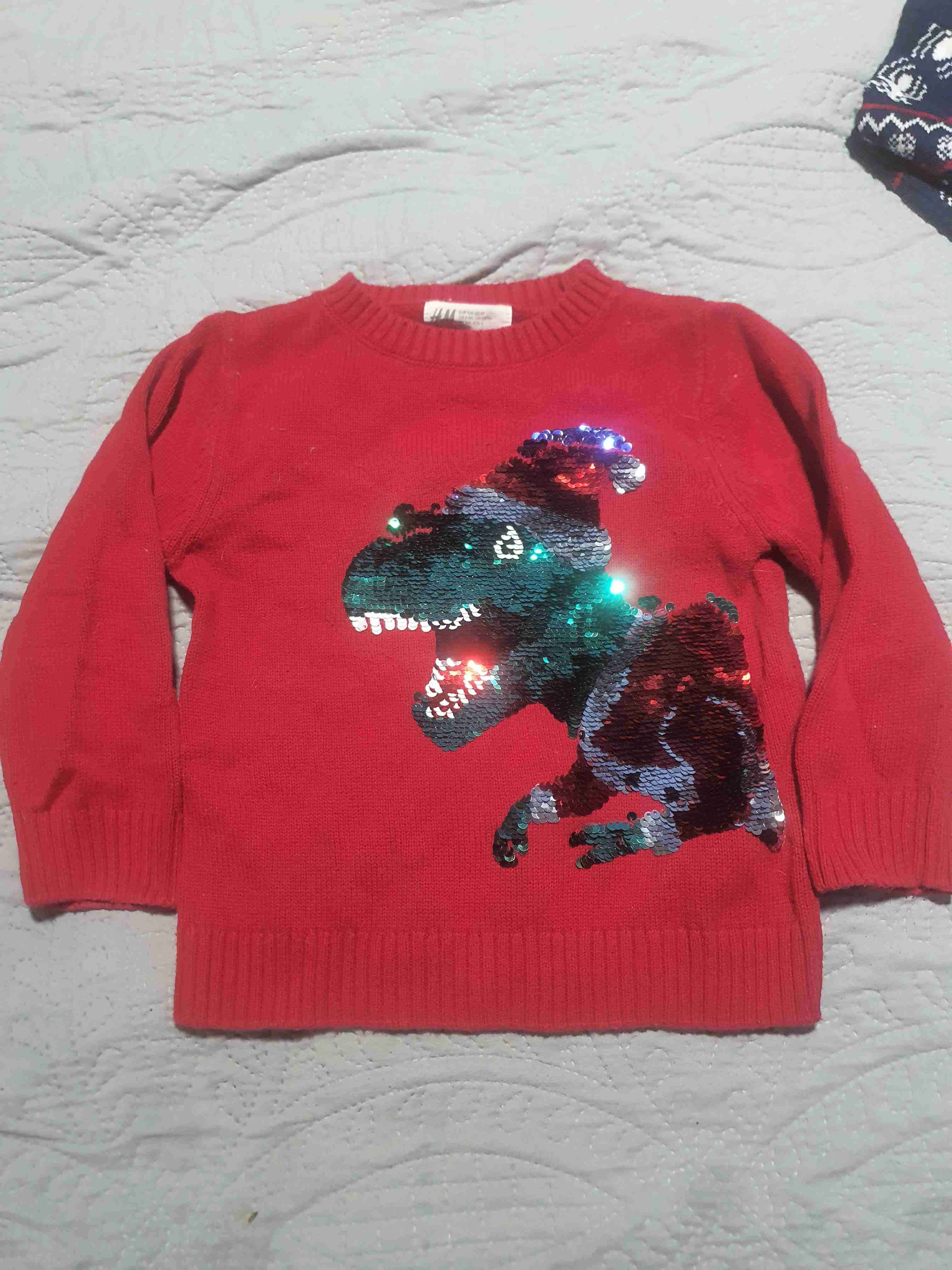 Suéter rojo con dinosaurio lentejuelas