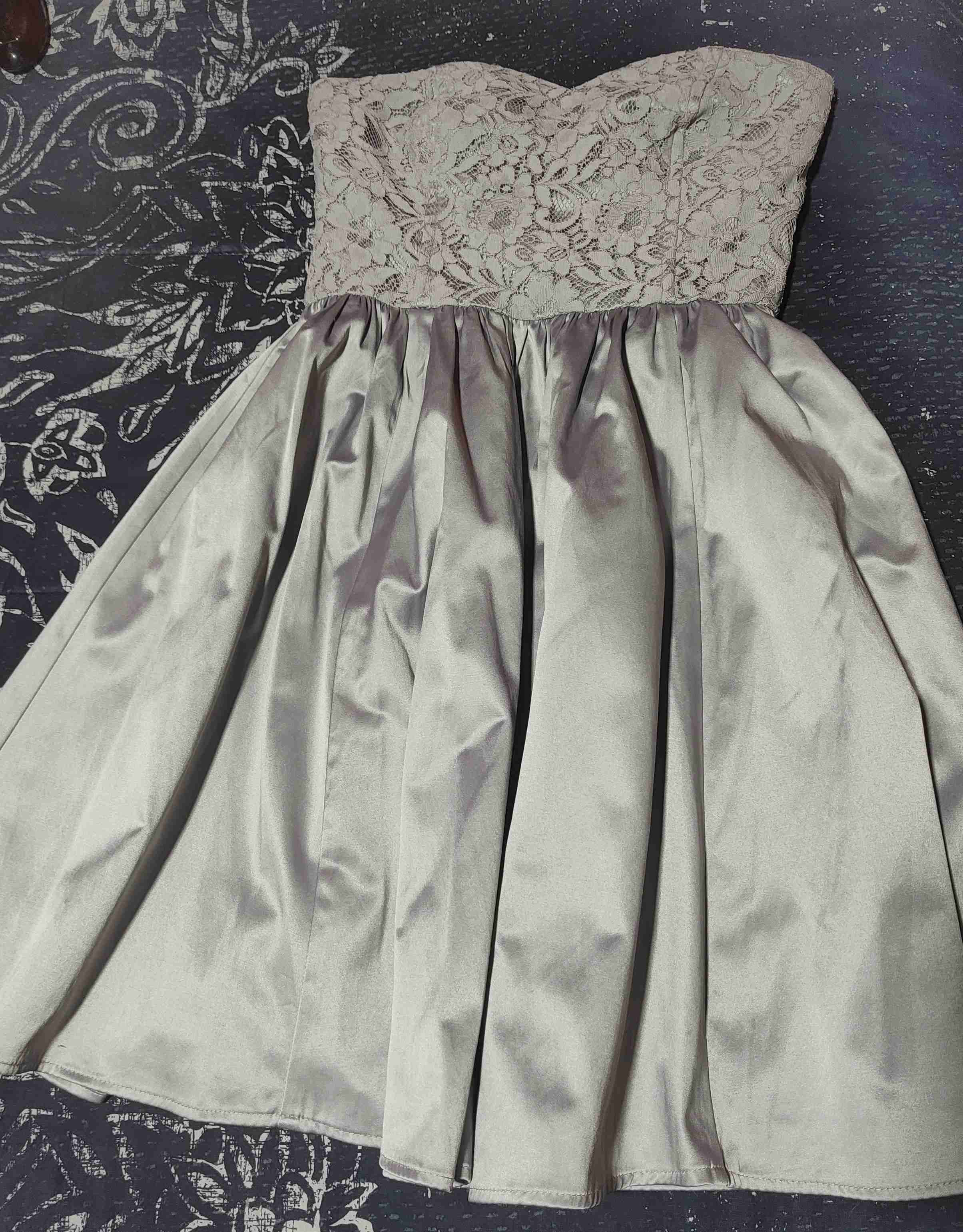 Vestido strapless de encaje gris