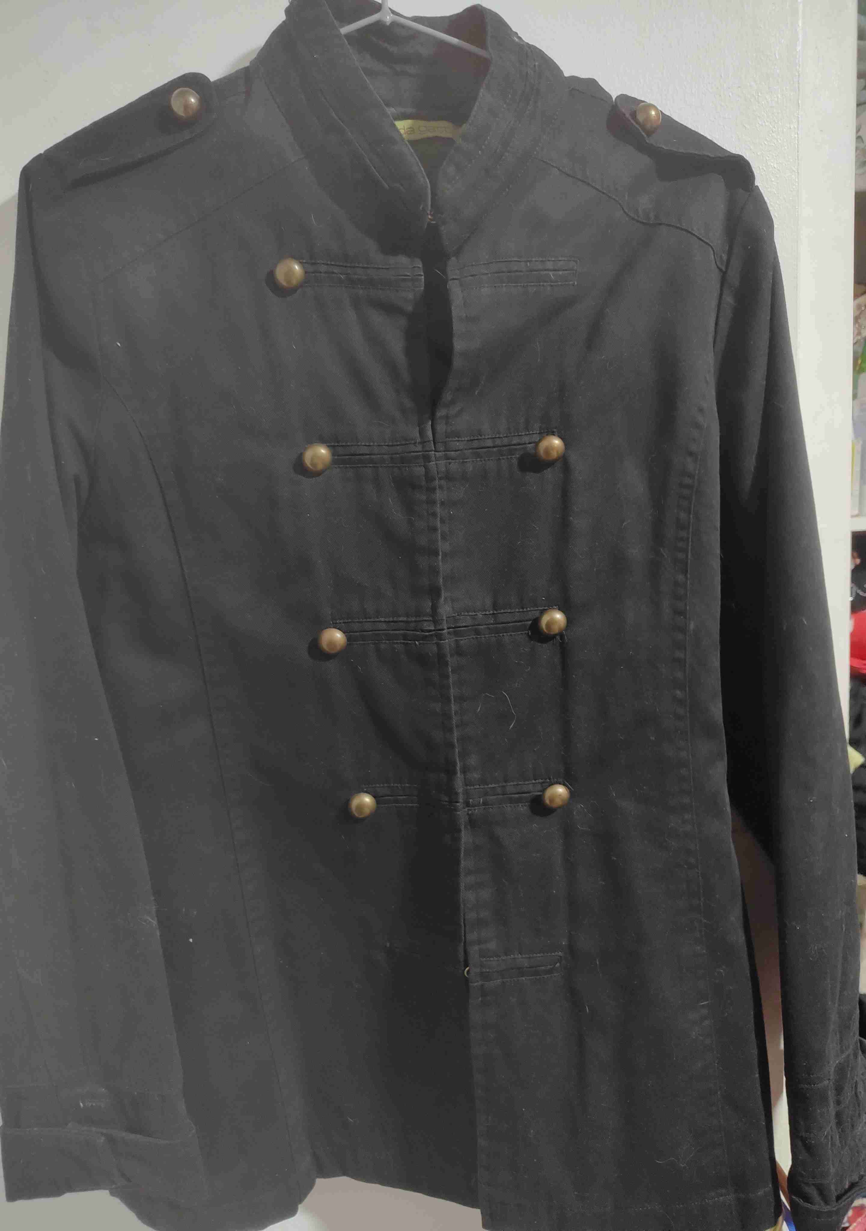 Chaqueta negra con botones dorados - miniatura 1