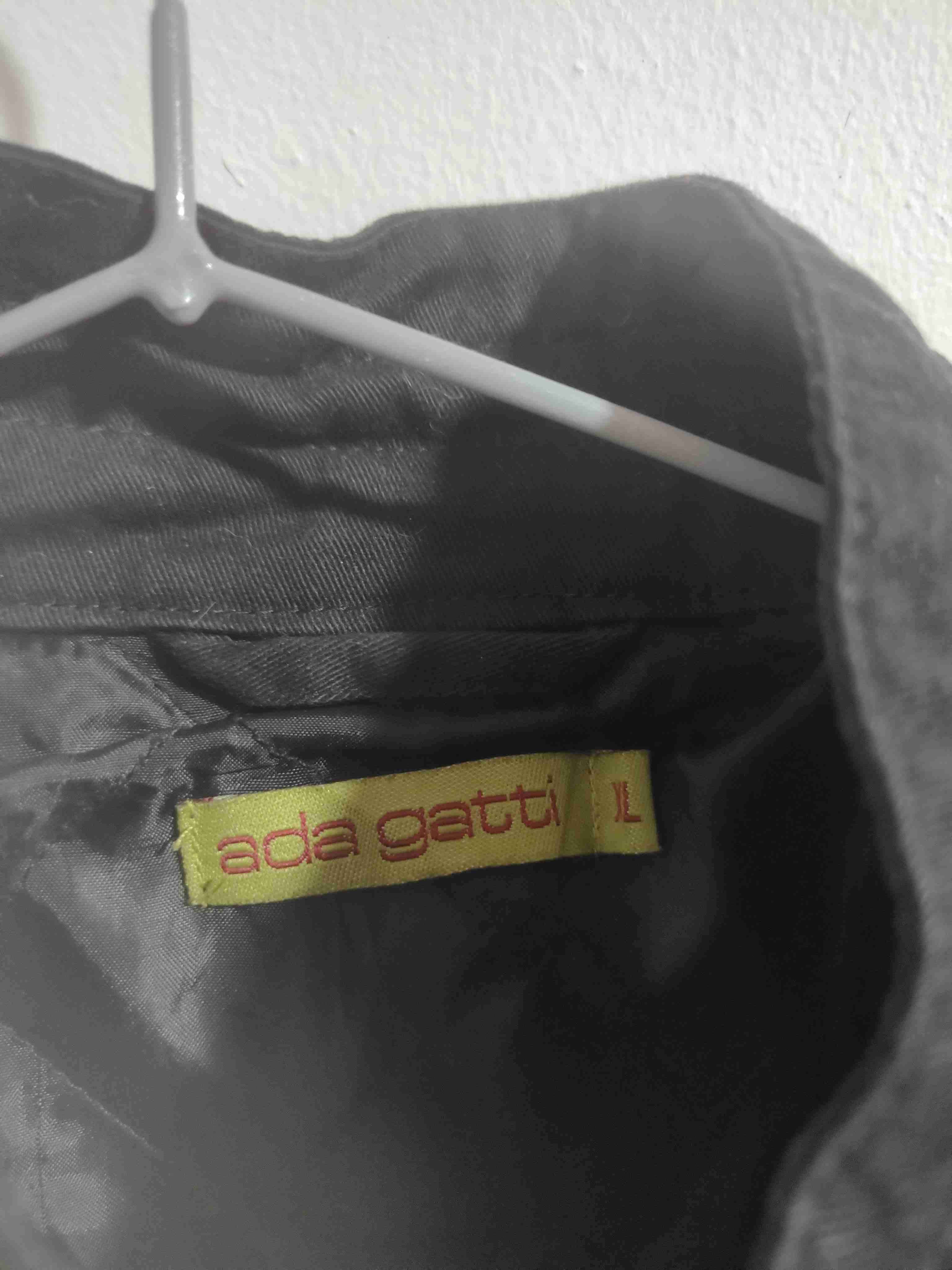 Chaqueta negra con botones dorados - miniatura 2