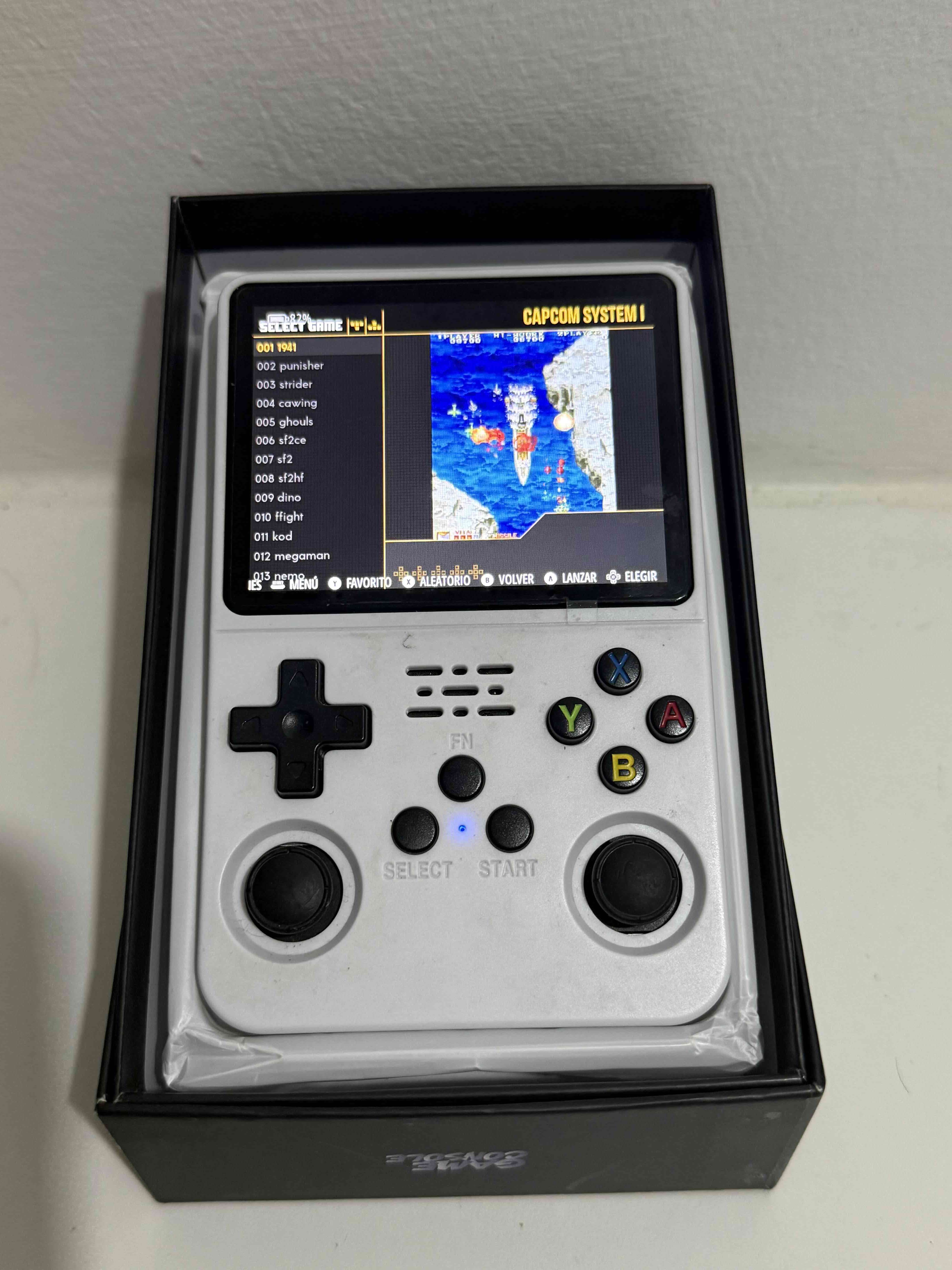 Consola portátil blanca para juegos retro - miniatura 1