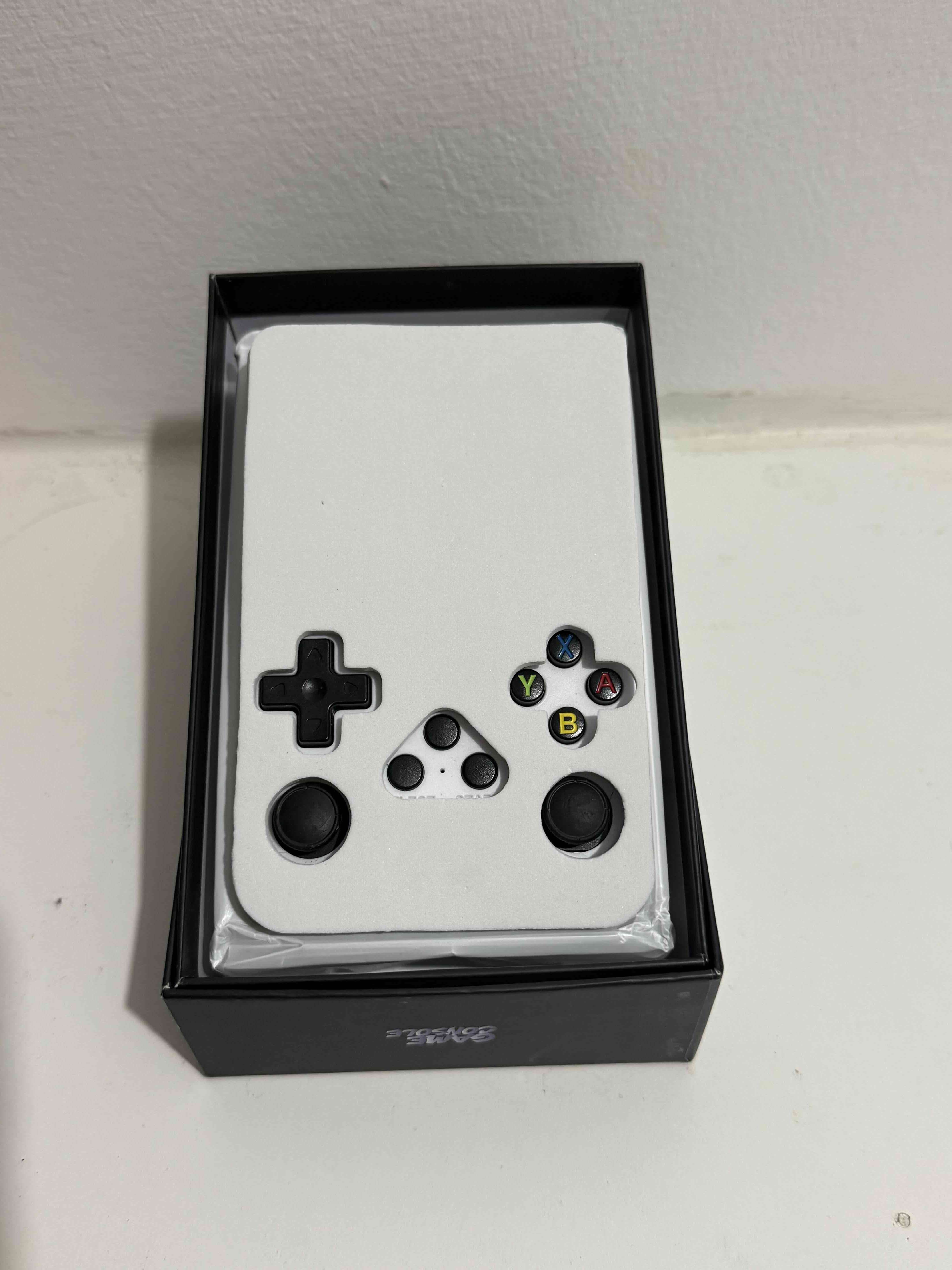 Consola portátil blanca para juegos retro - miniatura 2