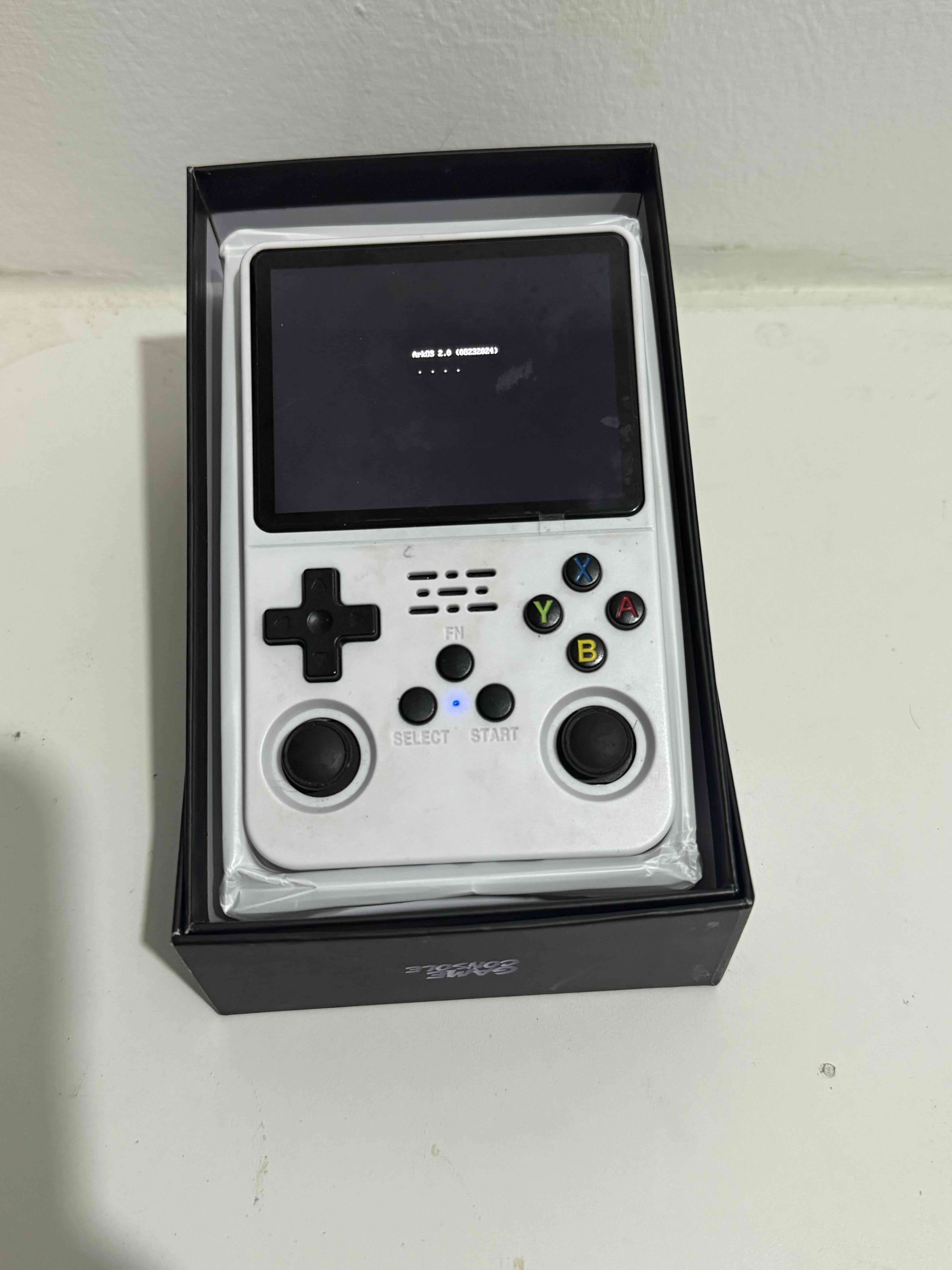 Consola portátil blanca para juegos retro - miniatura 4