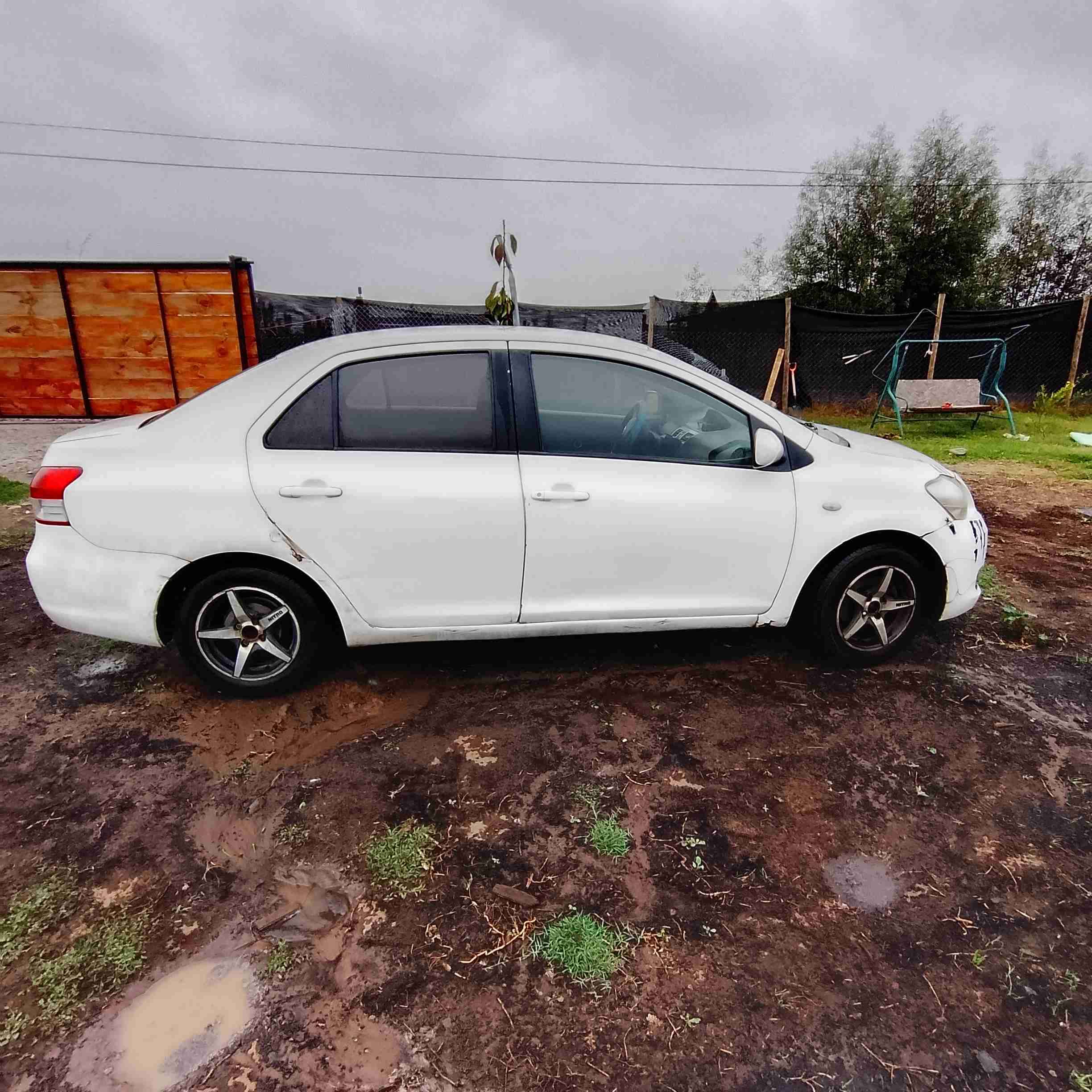 Auto sedán blanco usado - miniatura 1