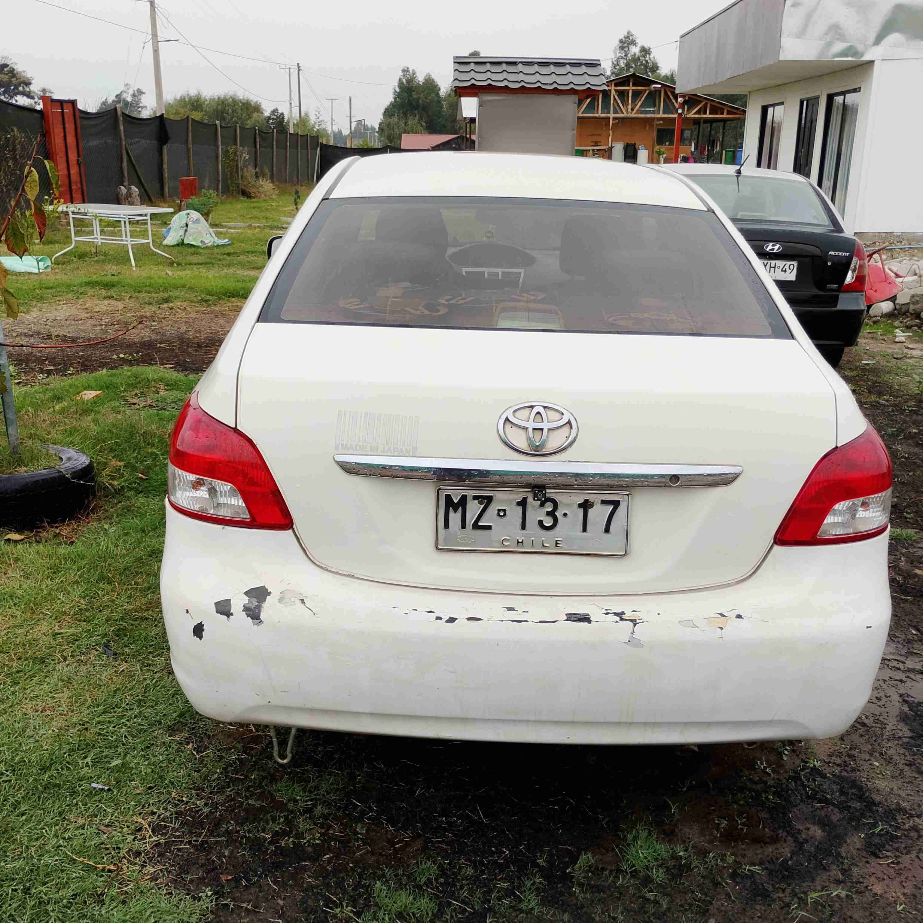 Auto sedán blanco usado - miniatura 2
