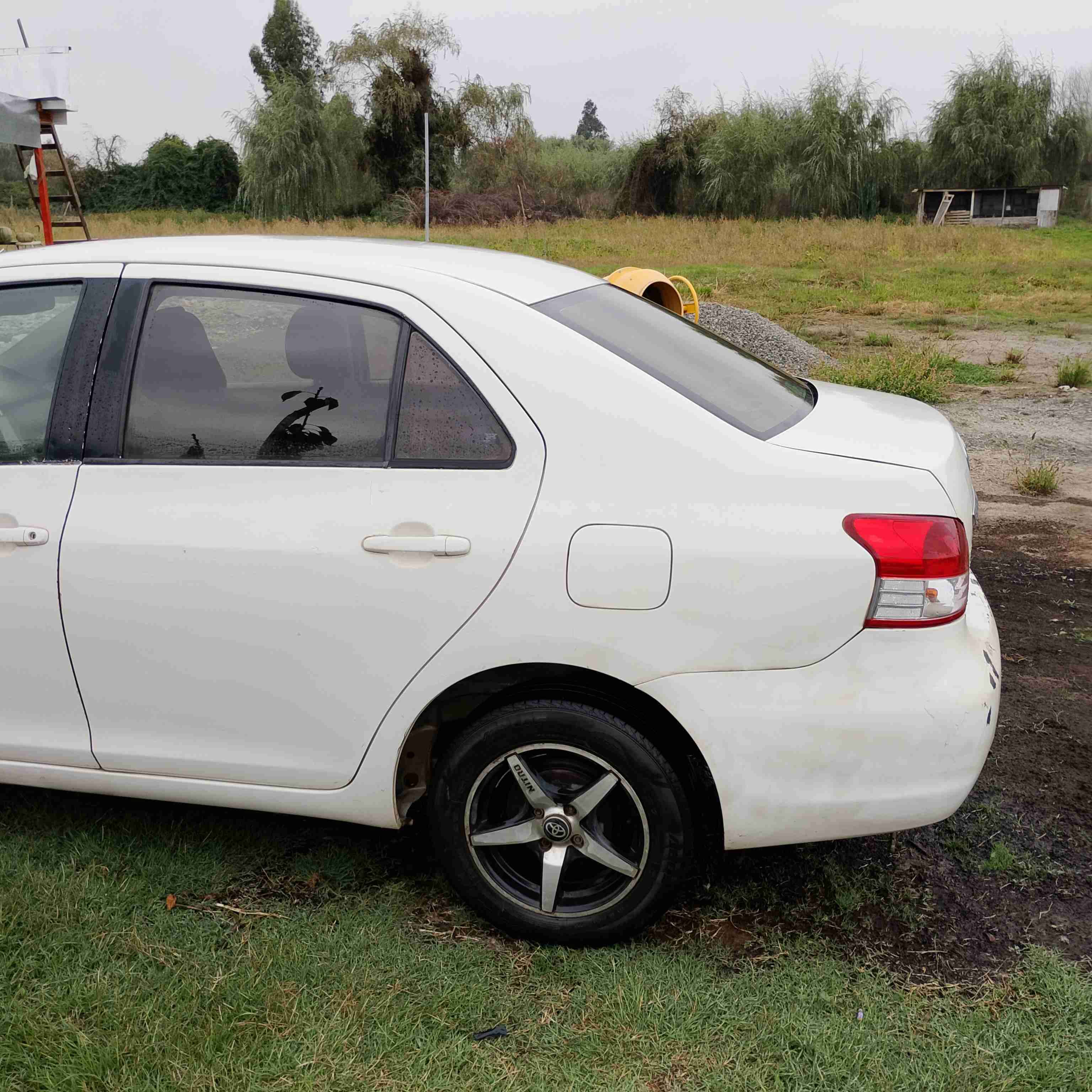 Auto sedán blanco usado - miniatura 3