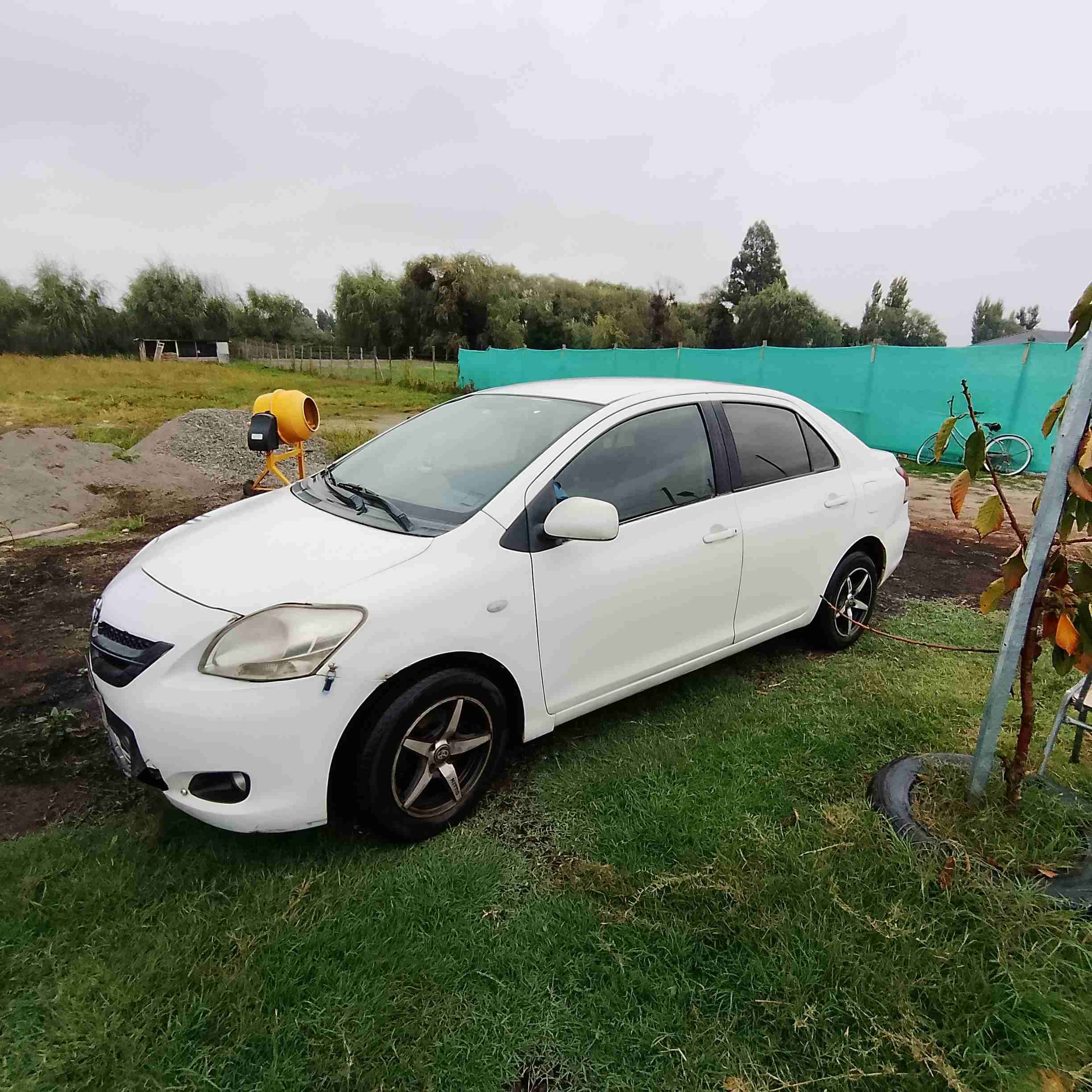 Auto sedán blanco usado - miniatura 4