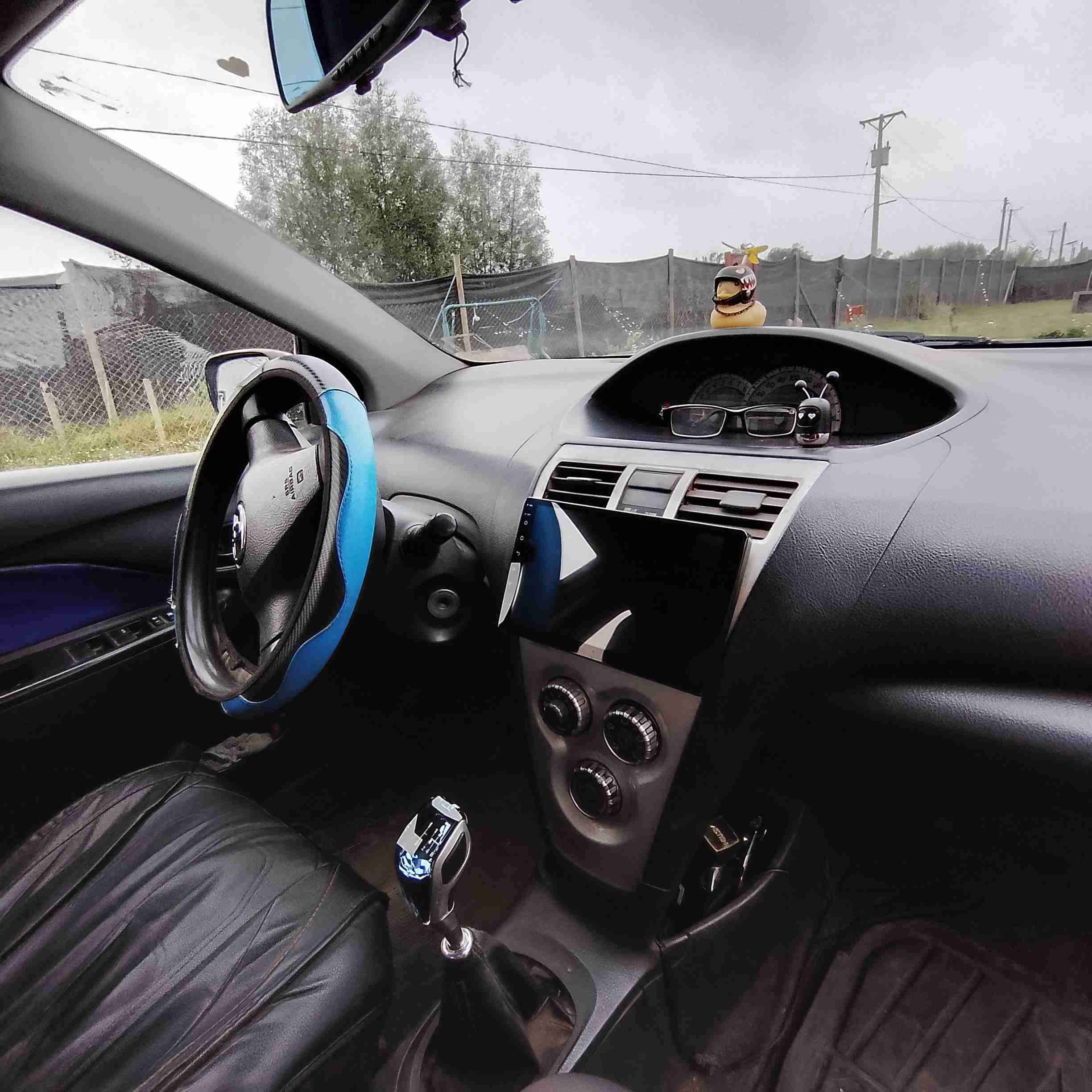 Auto sedán blanco usado - miniatura 5