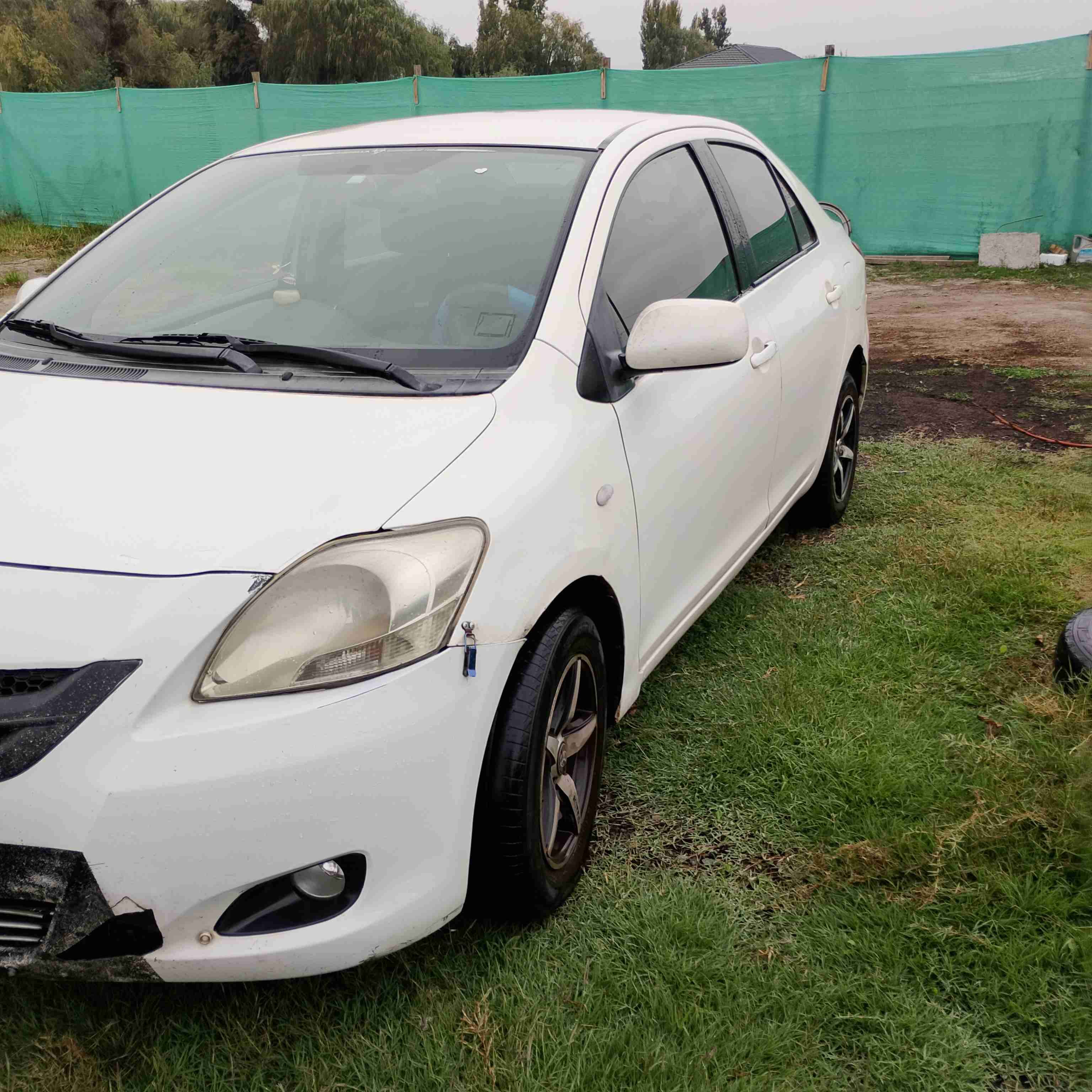Auto sedán blanco usado - miniatura 6