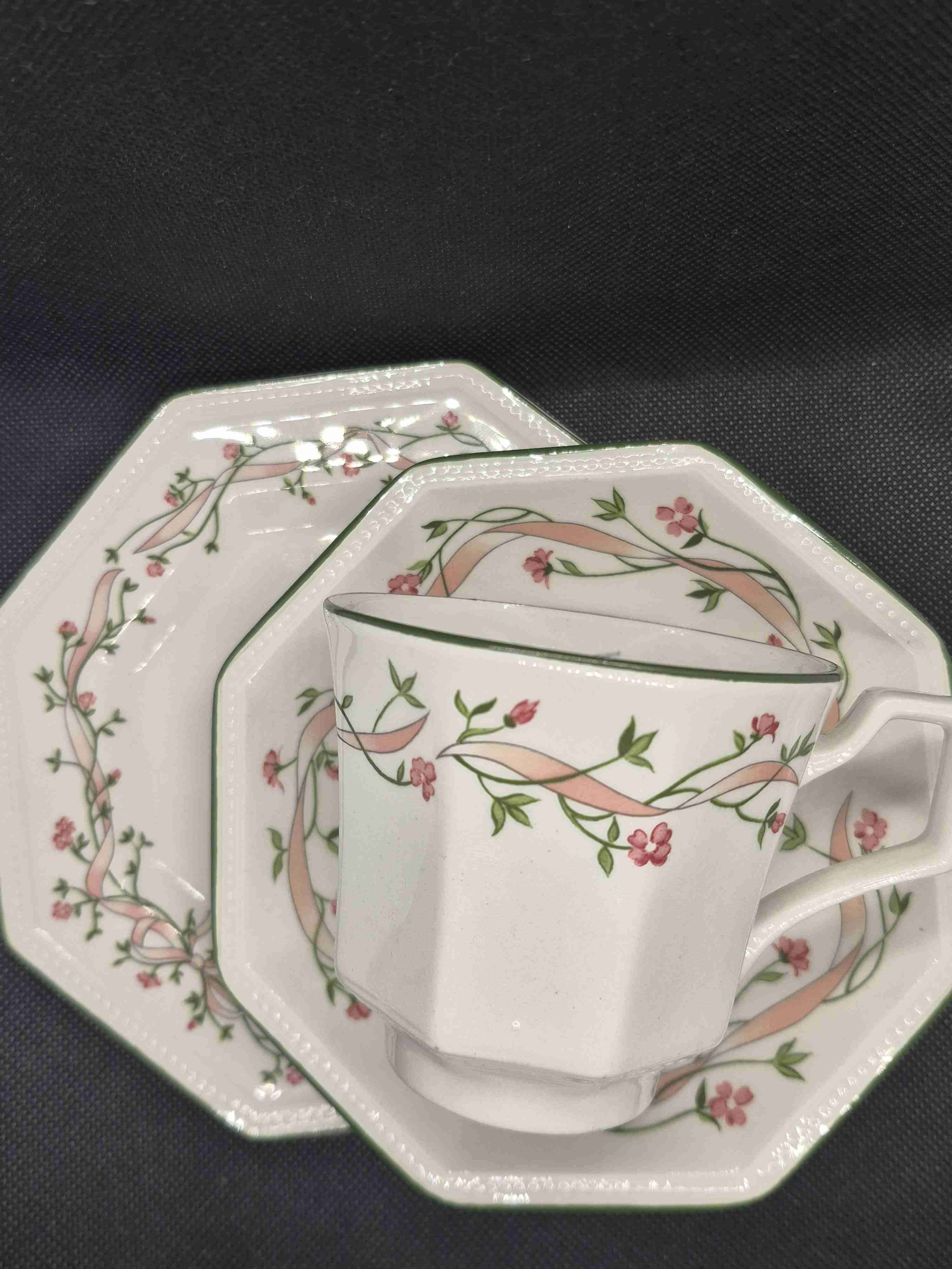 Set de taza y platos floreados - miniatura 2