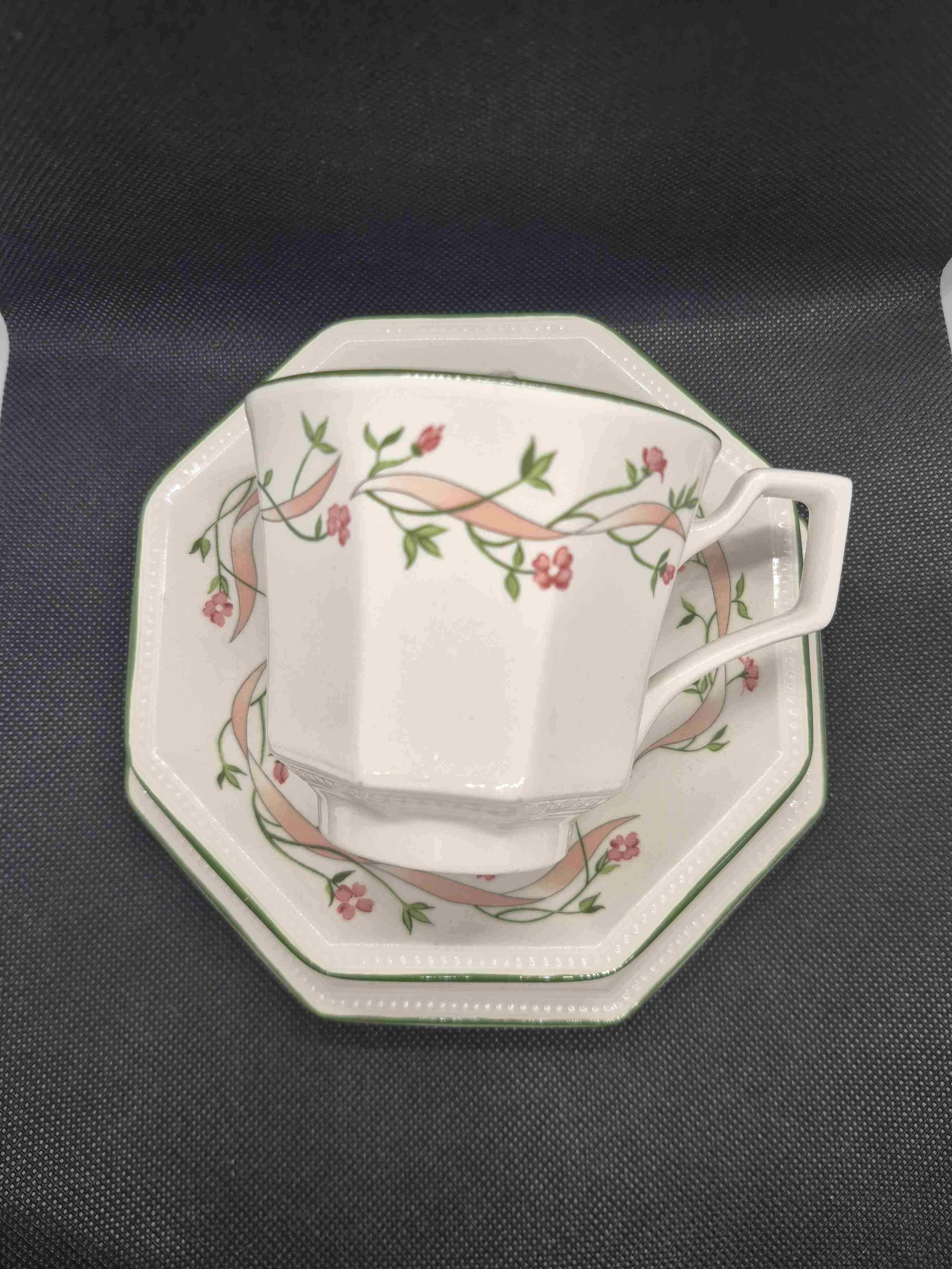 Set de taza y platos floreados - miniatura 3