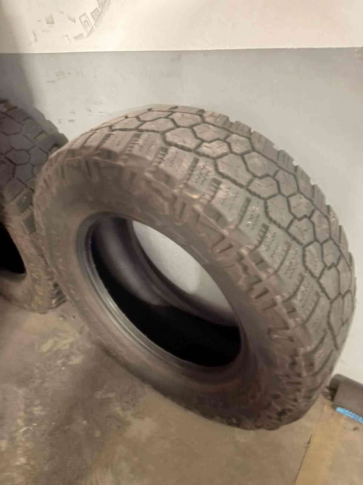 Neumáticos LT275/65R18 Cooper Discoverer Rugged Tr - miniatura 1