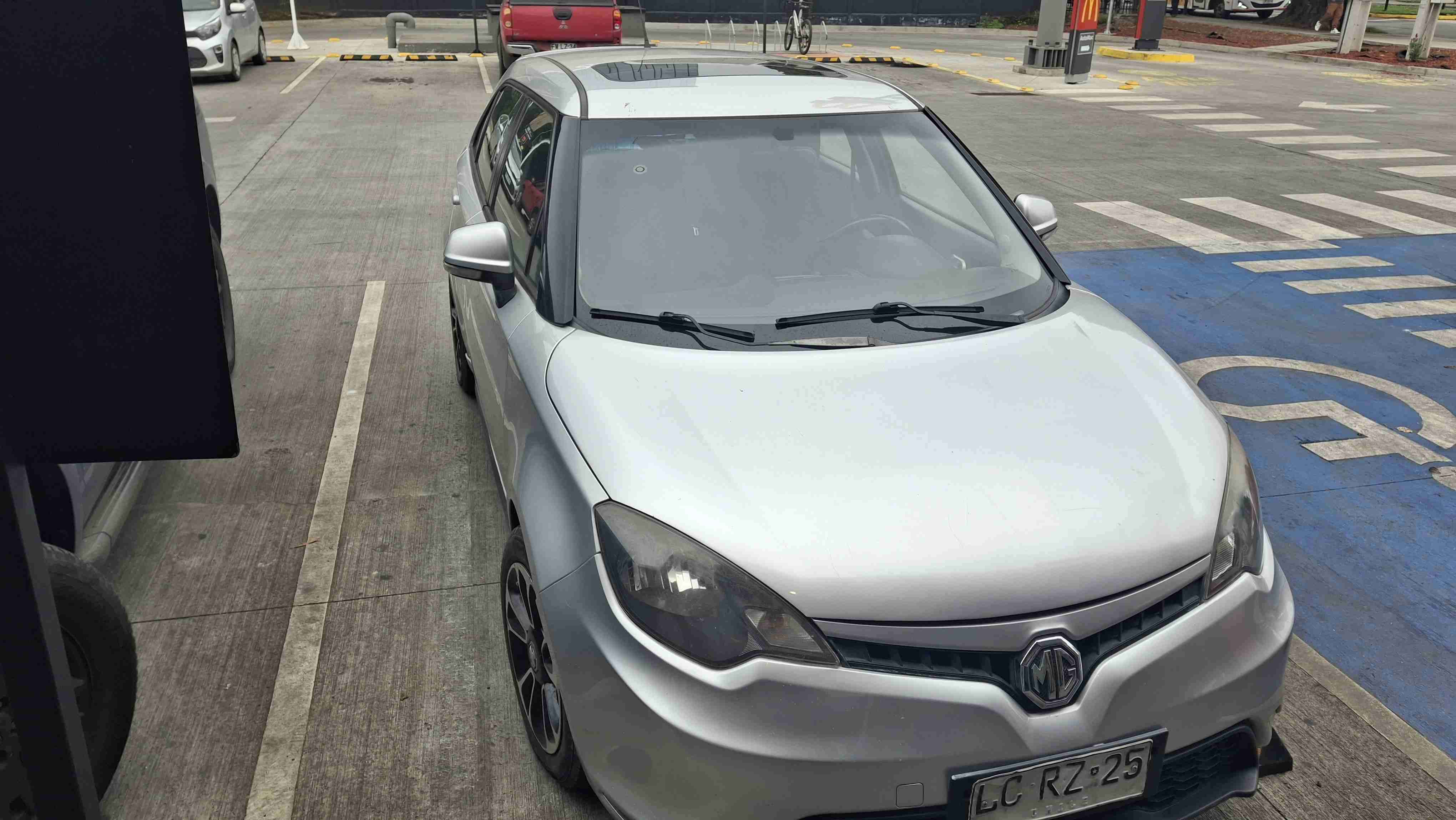 Auto MG plateado en buen estado - miniatura 1