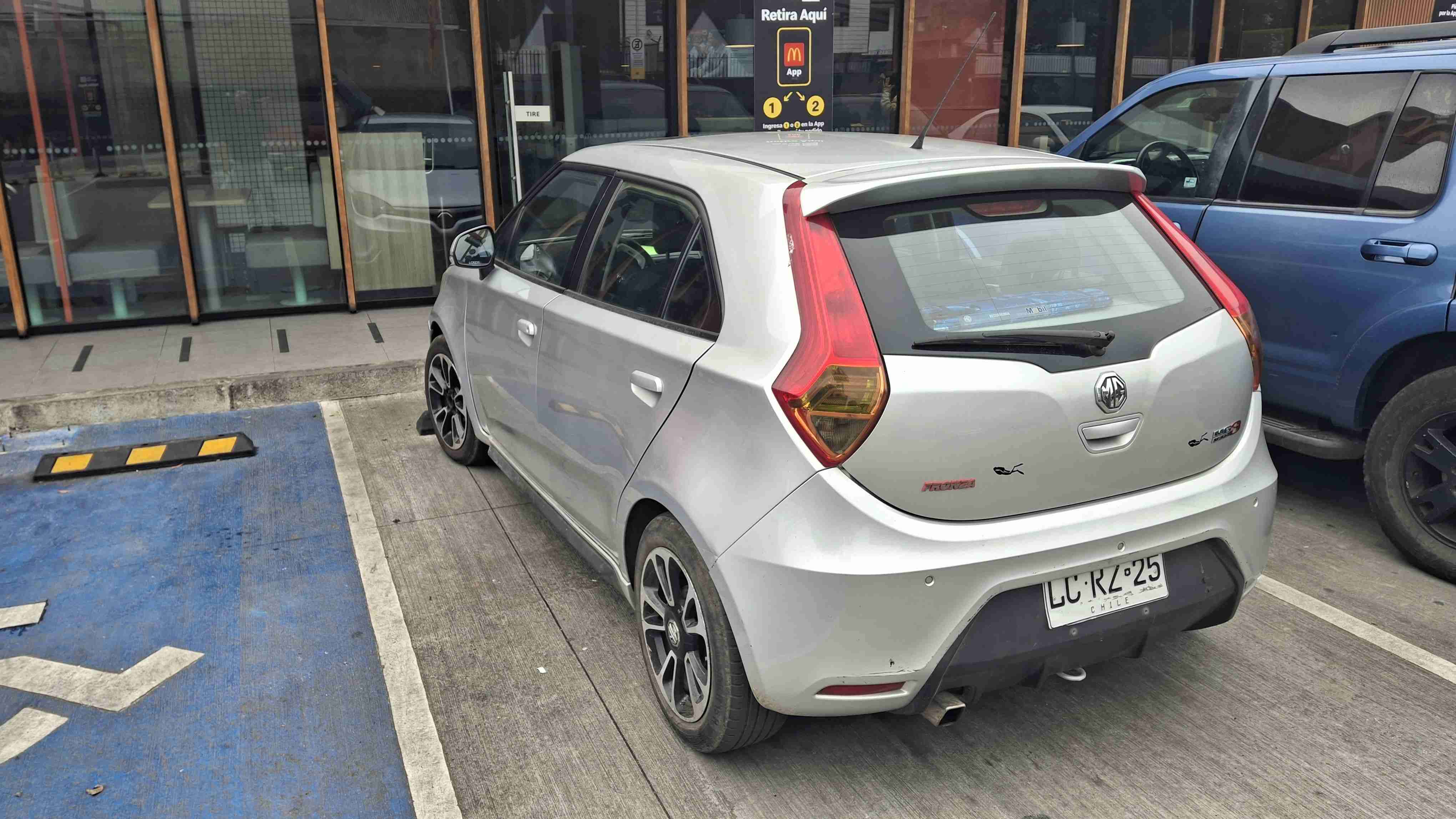 Auto MG plateado en buen estado - miniatura 2