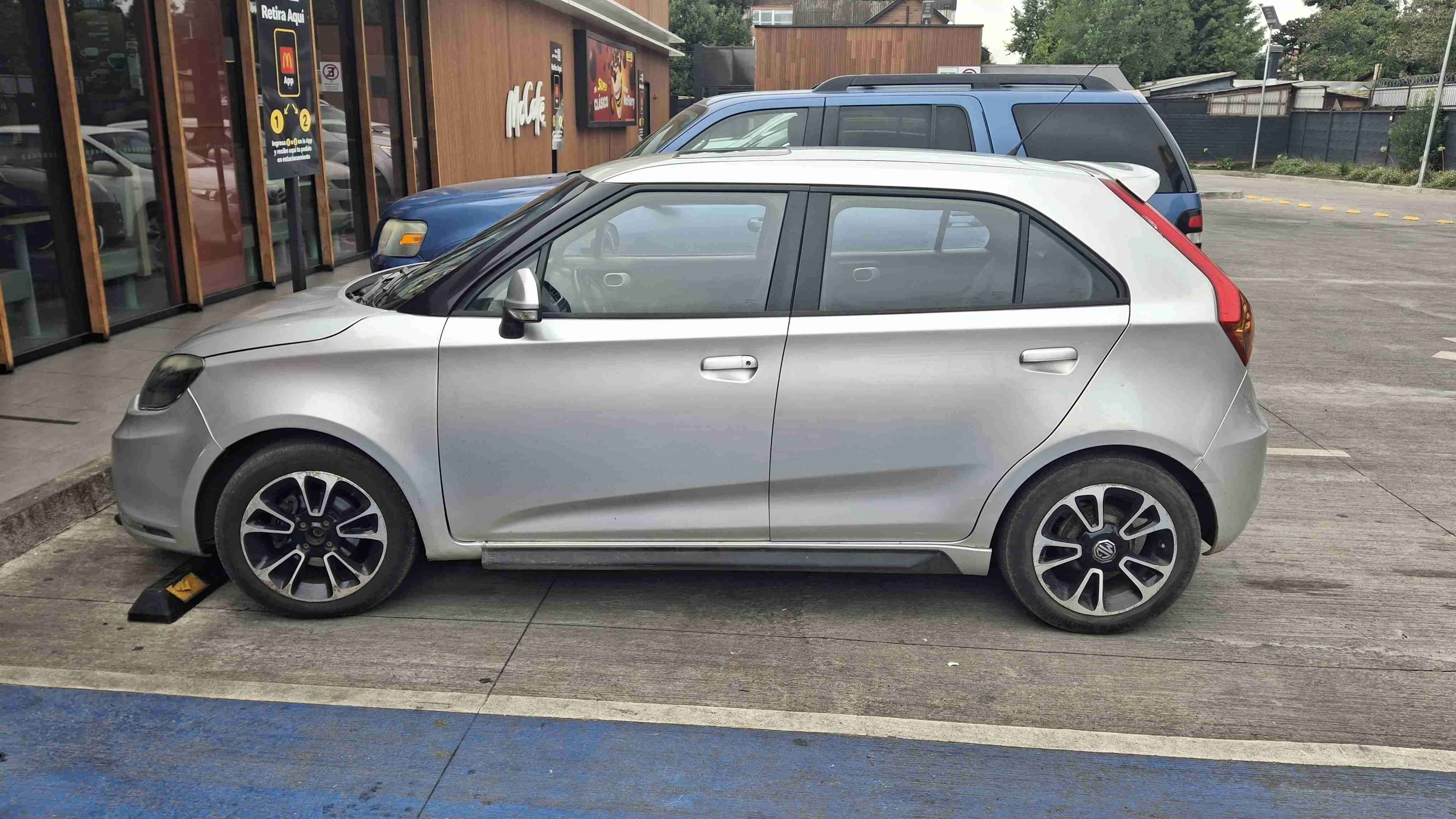 Auto MG plateado en buen estado - miniatura 3