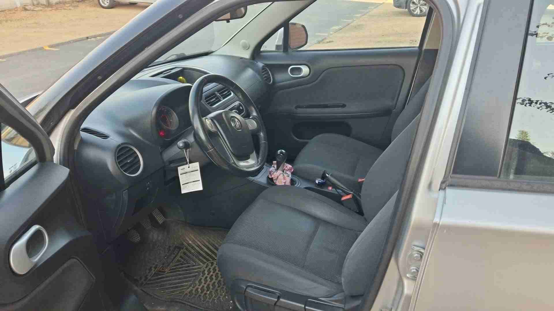 Auto MG plateado en buen estado - miniatura 4