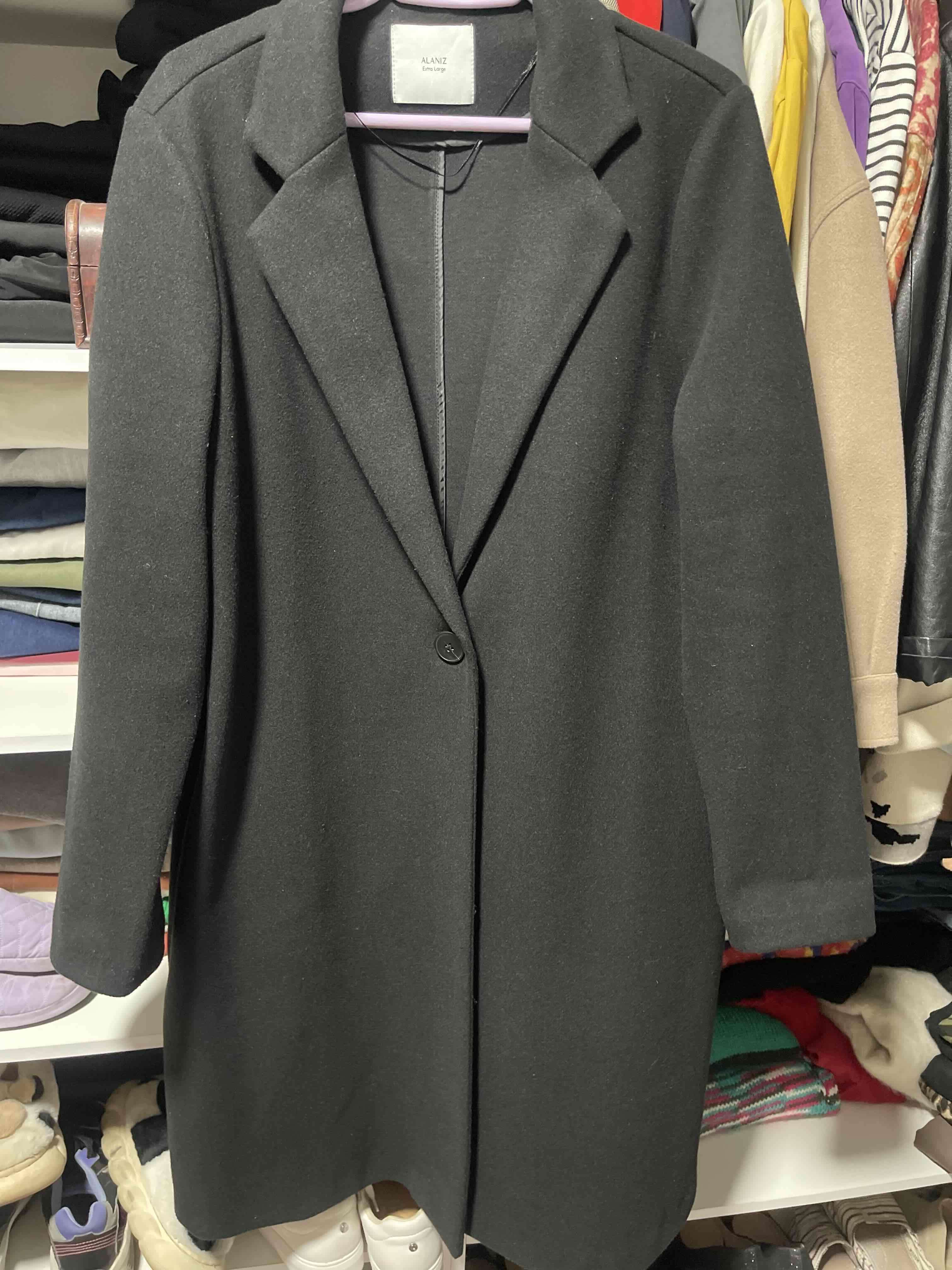 Abrigo negro elegante hermoso - 1