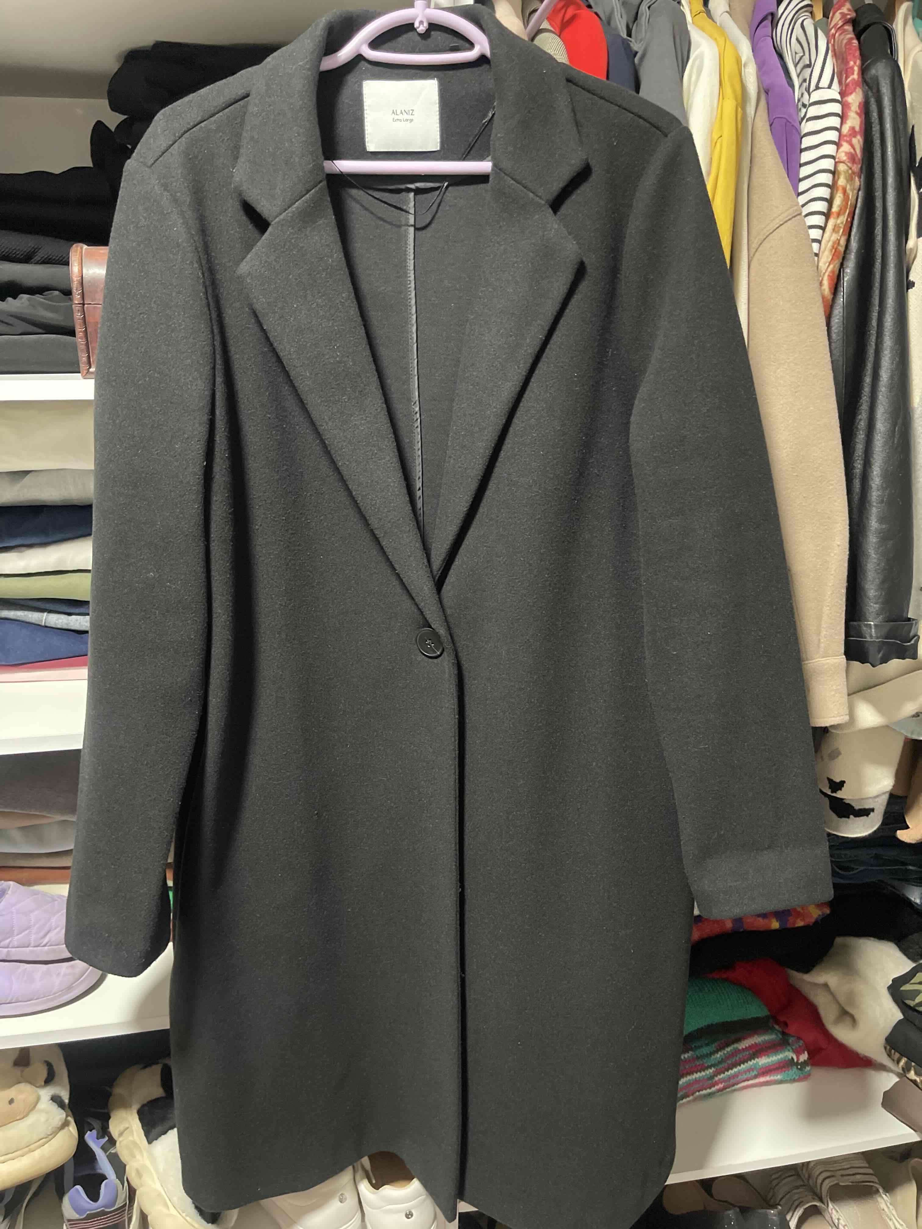 Abrigo negro elegante hermoso - 2