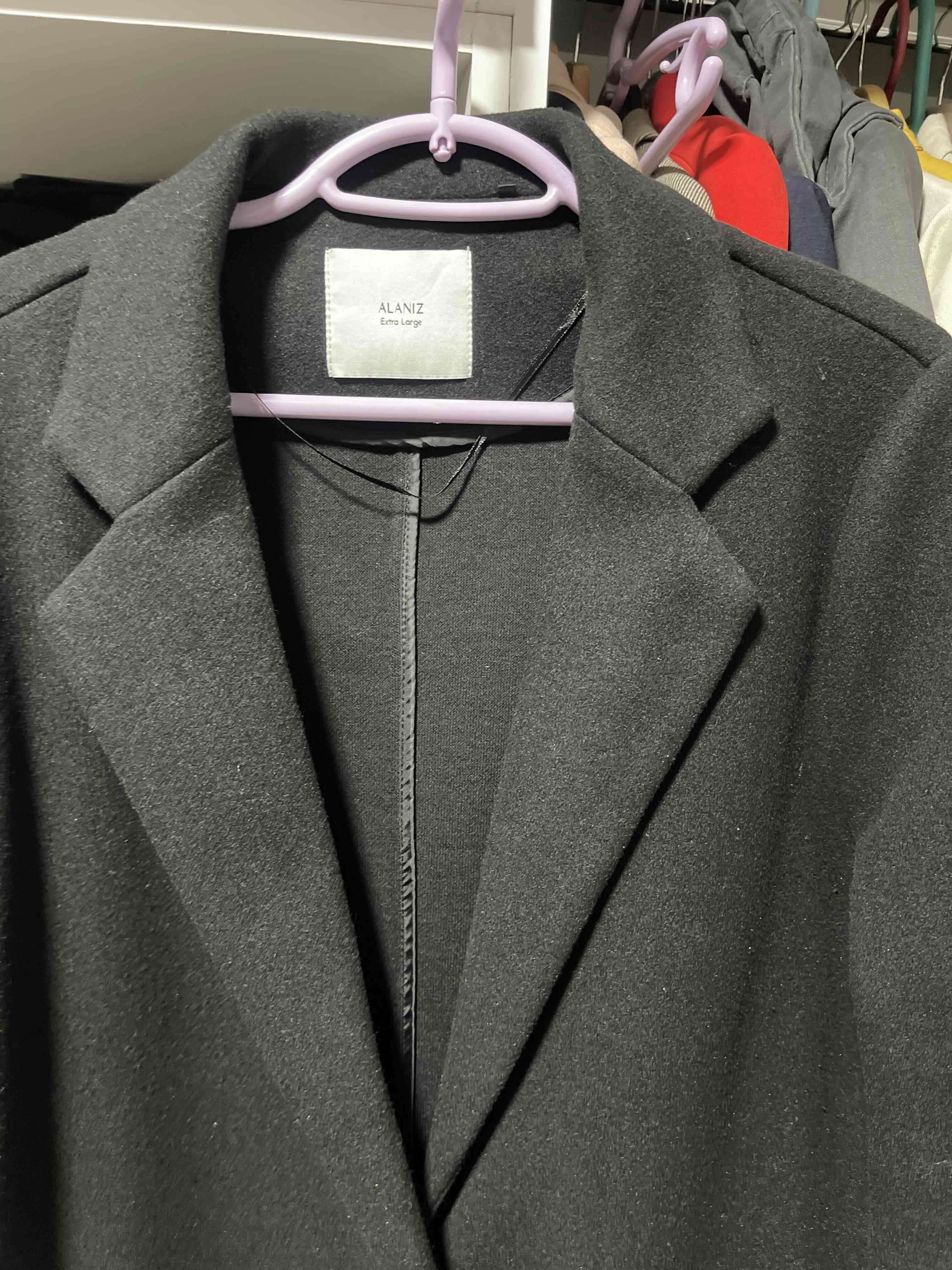 Abrigo negro elegante hermoso - 3